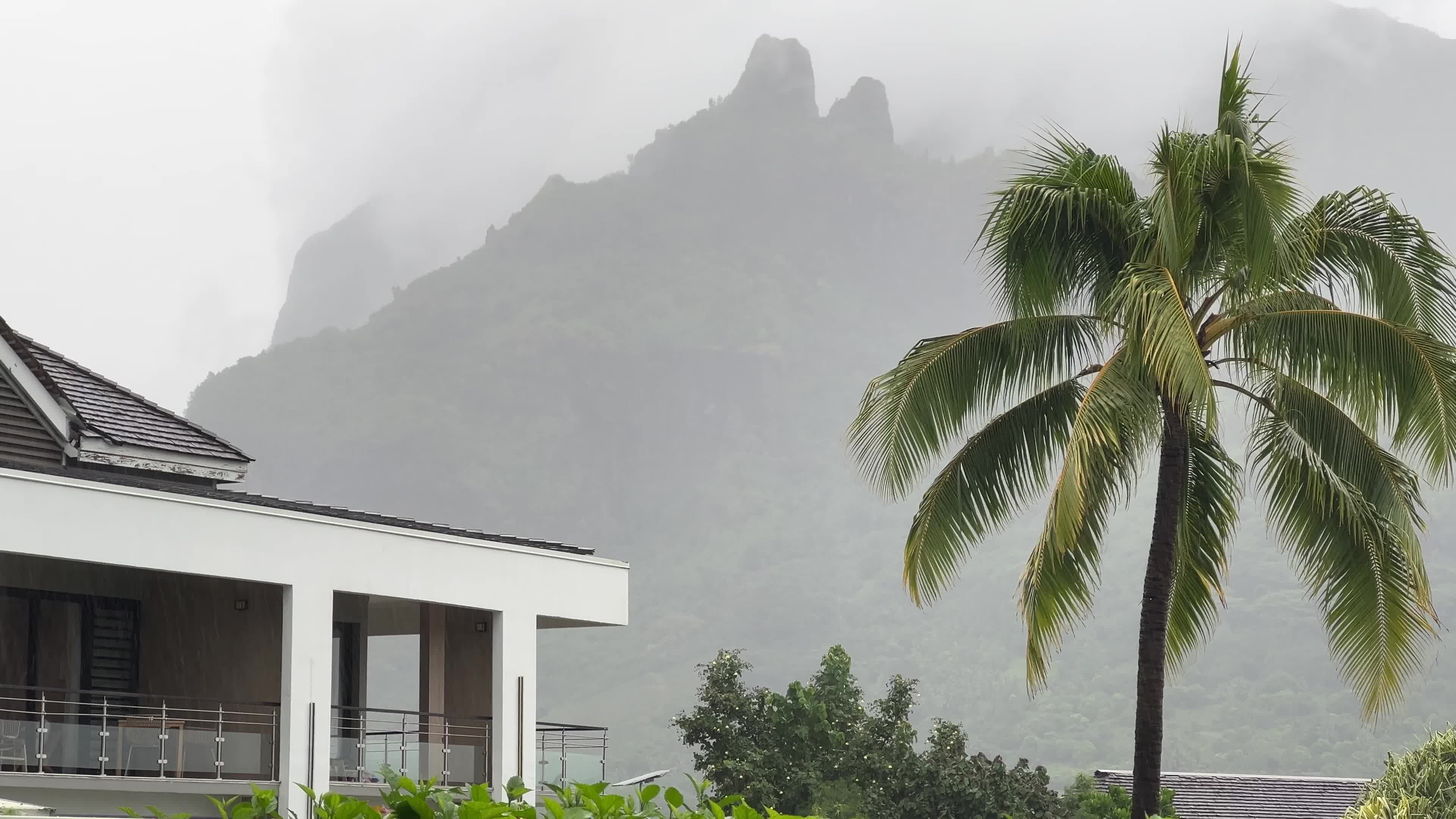 Thunderstorms and heavy rain in Moorea