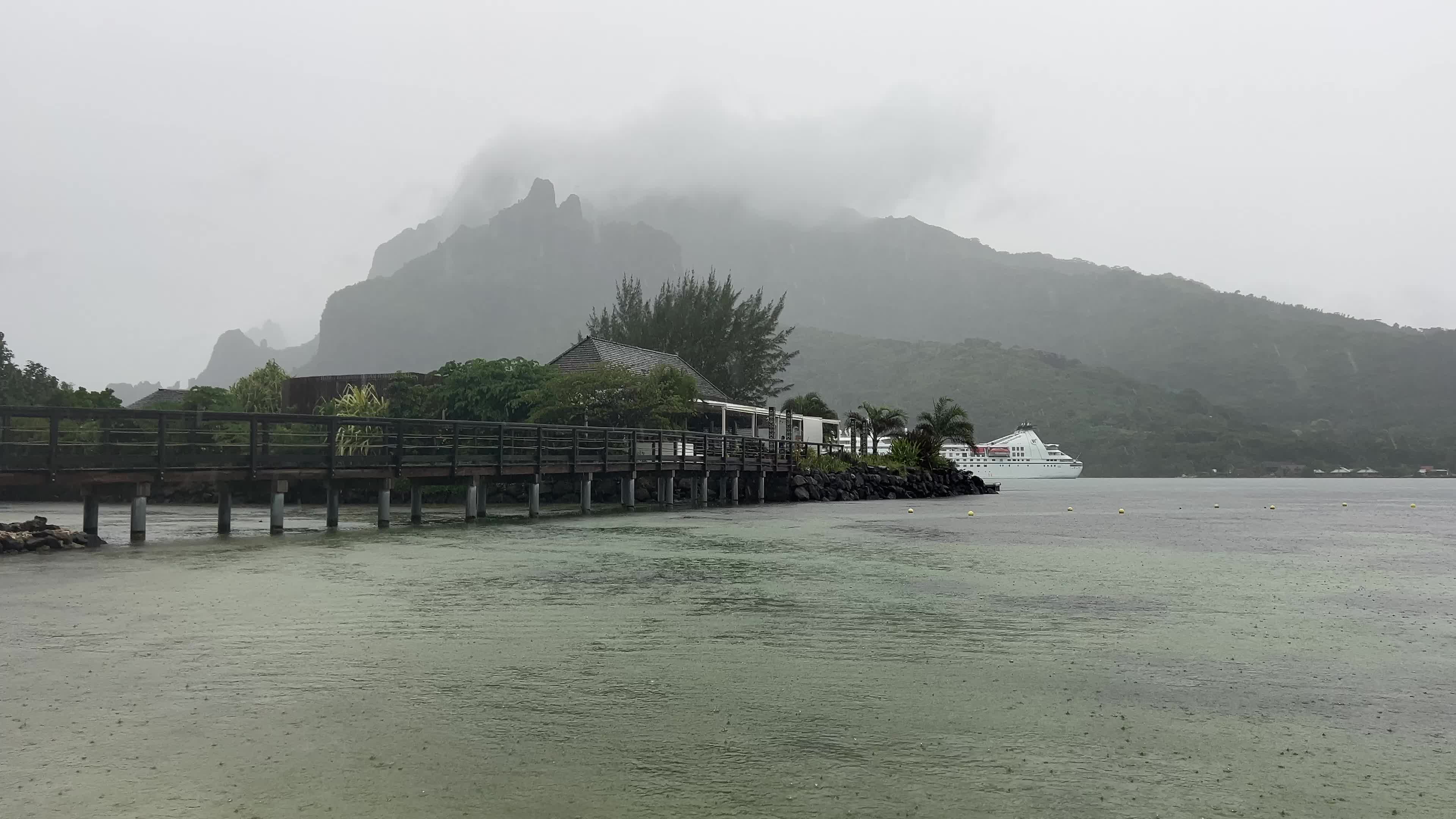 Thunderstorms and heavy rain in Moorea