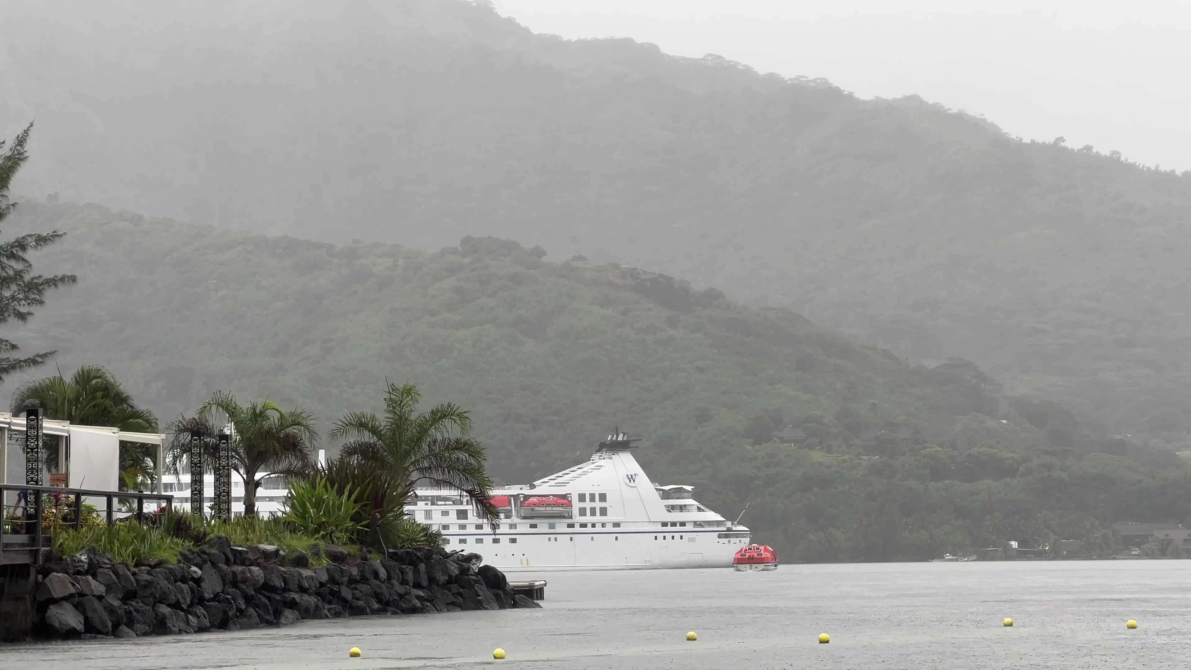 Thunderstorms and heavy rain in Moorea