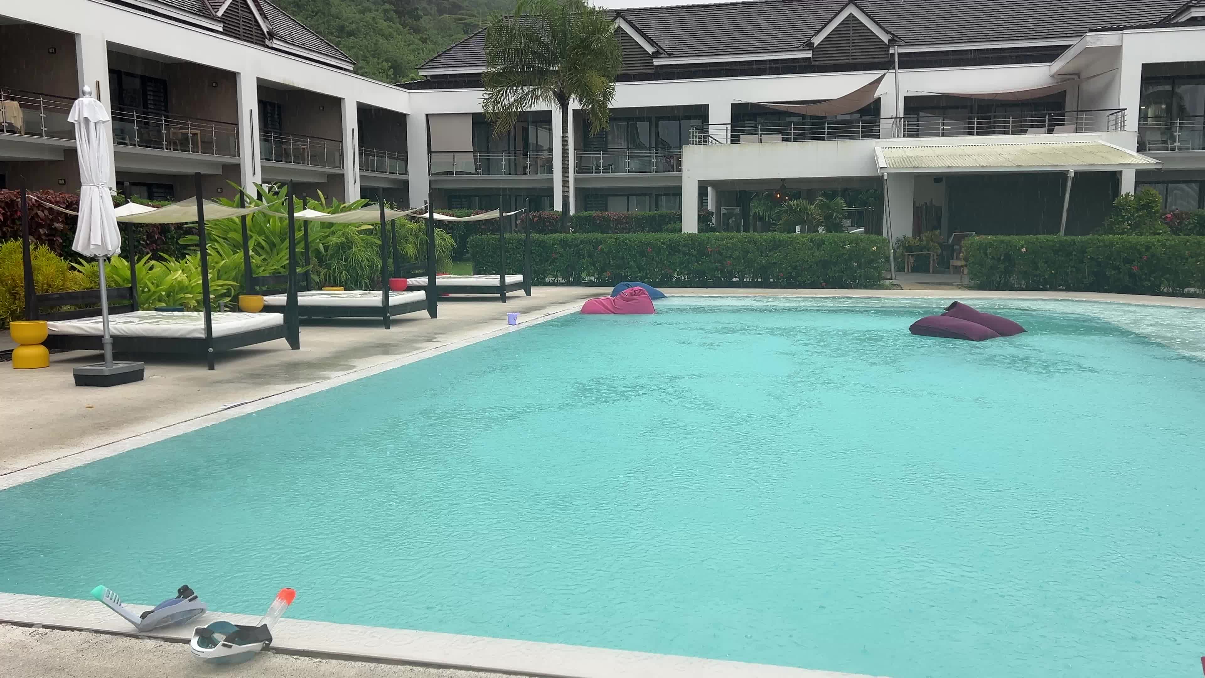 Thunderstorms and heavy rain in Moorea
