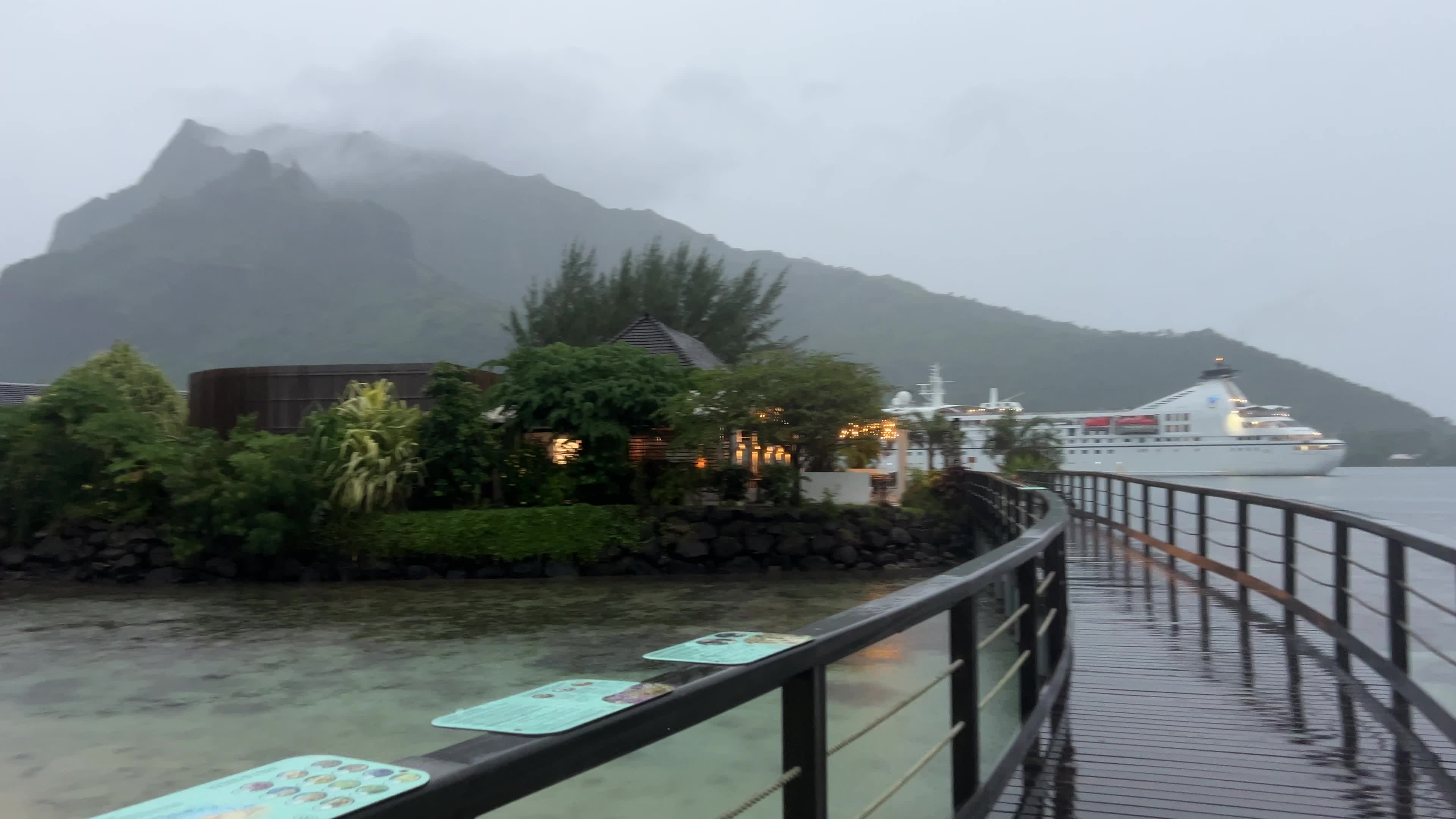 Thunderstorms and heavy rain in Moorea