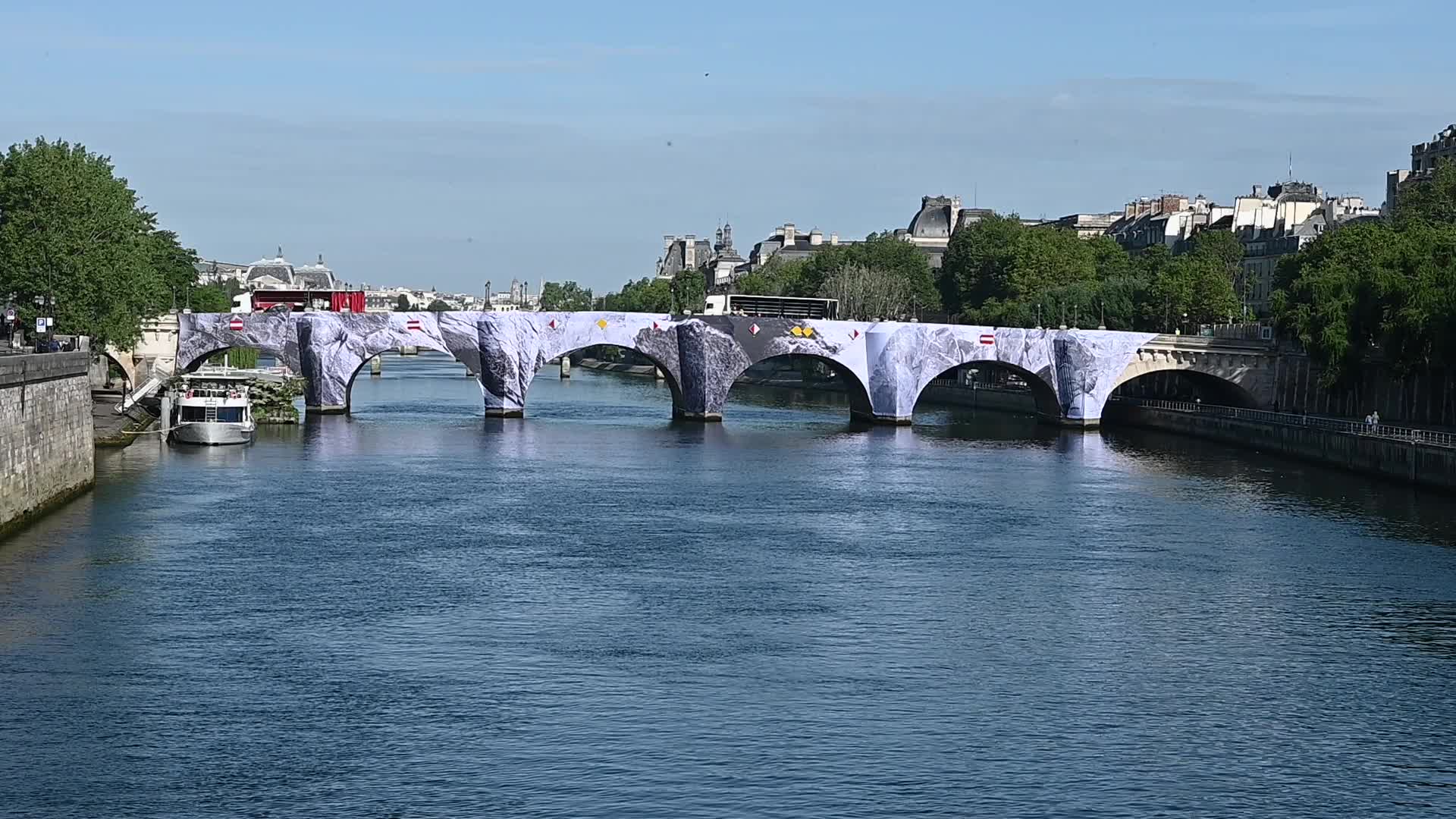 JR installation in Paris
