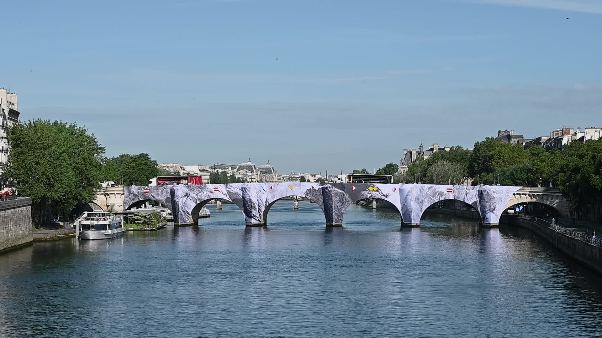 JR installation in Paris