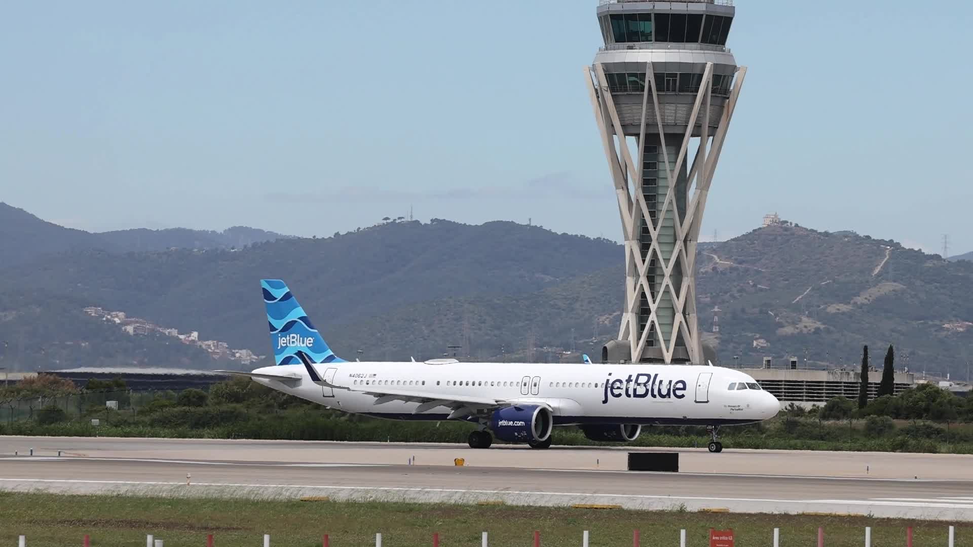 A JetBlue Airbus A321-271NX(LR) takes off from Barcelona Airport
