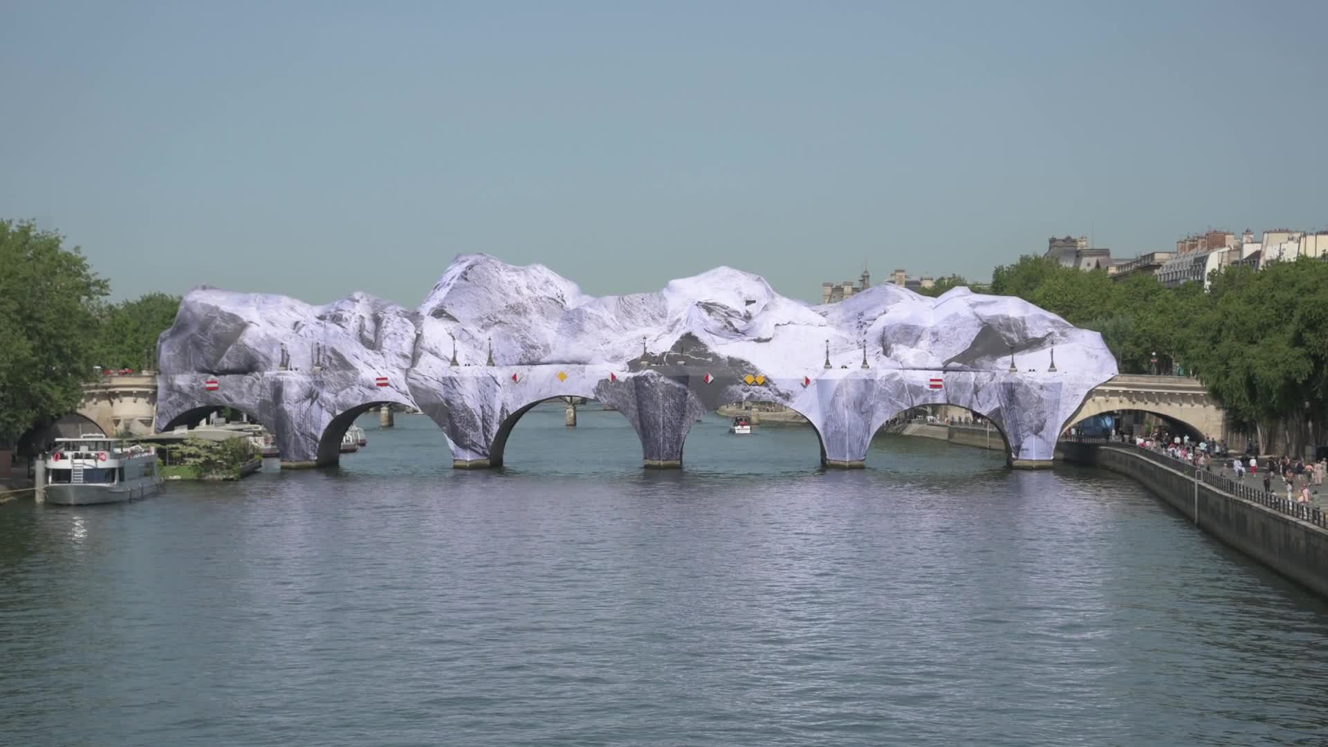 JR Svela la Sua Nuova Installazione Monumentale "La Caverne du Pont Neuf" a Parigi - 23/05/2026