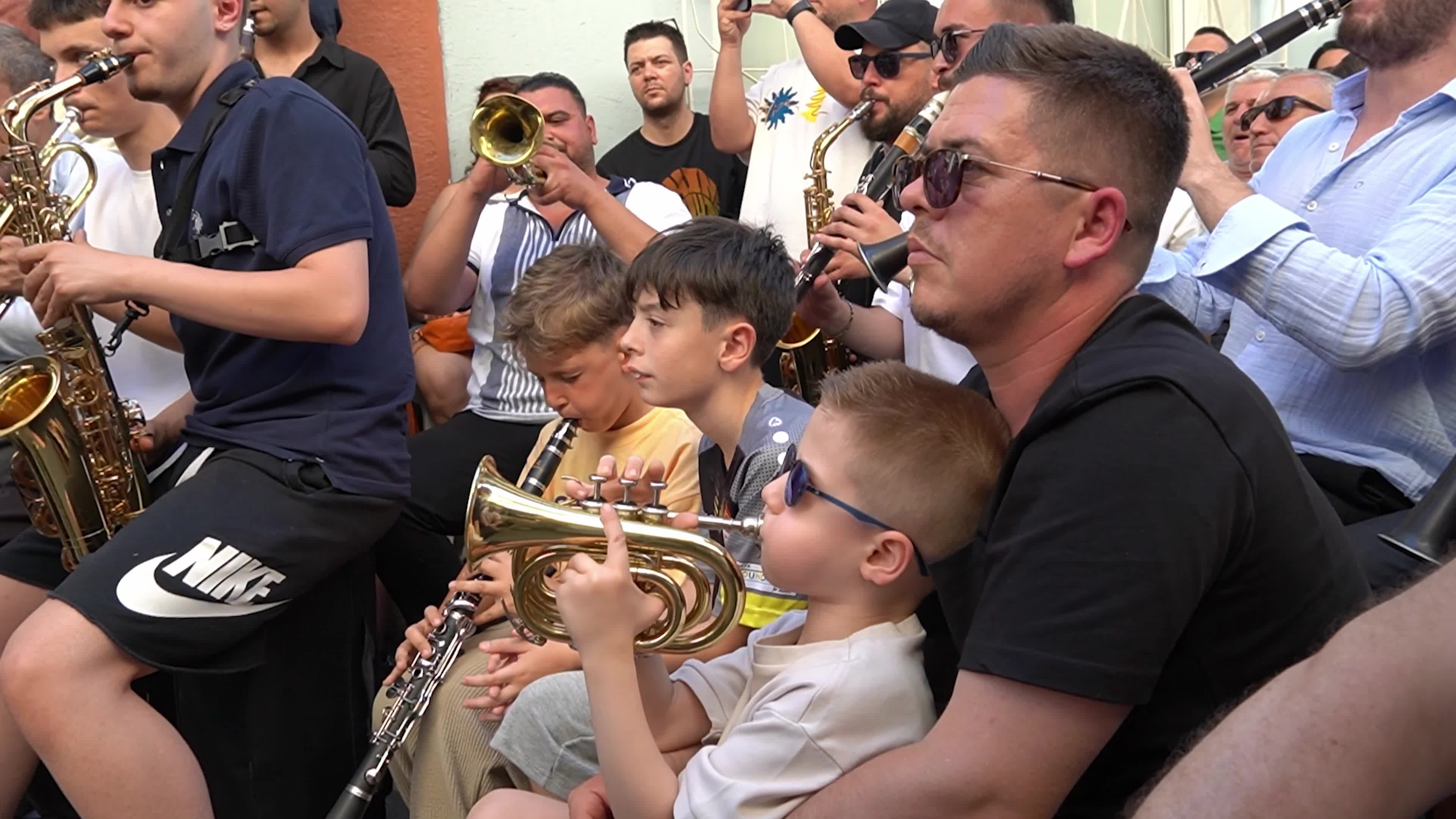 Balkan Immigrant Community Celebrates Eid al-Adha Eve with Traditional Street Music