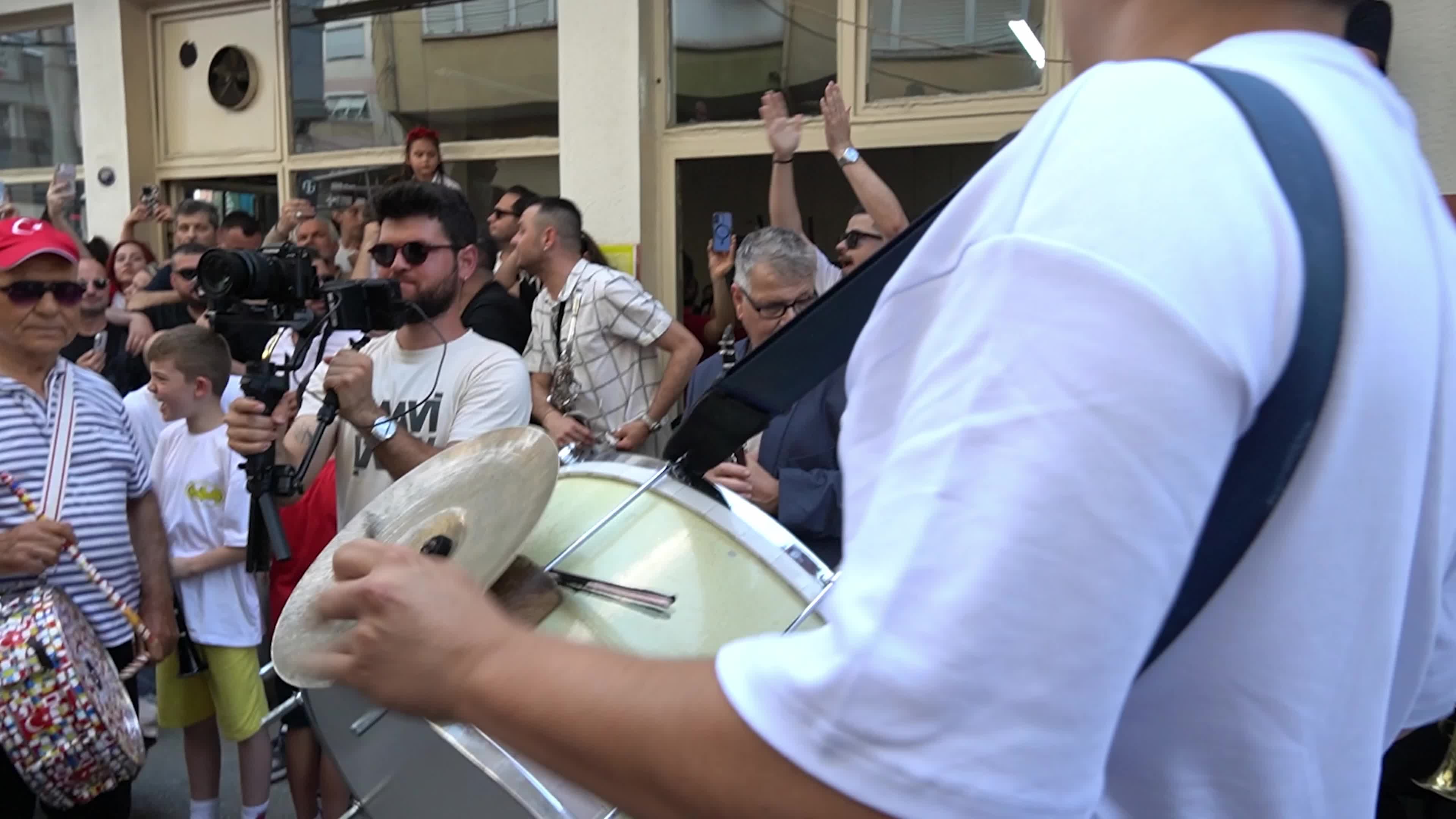 Balkan Immigrant Community Celebrates Eid al-Adha Eve with Traditional Street Music