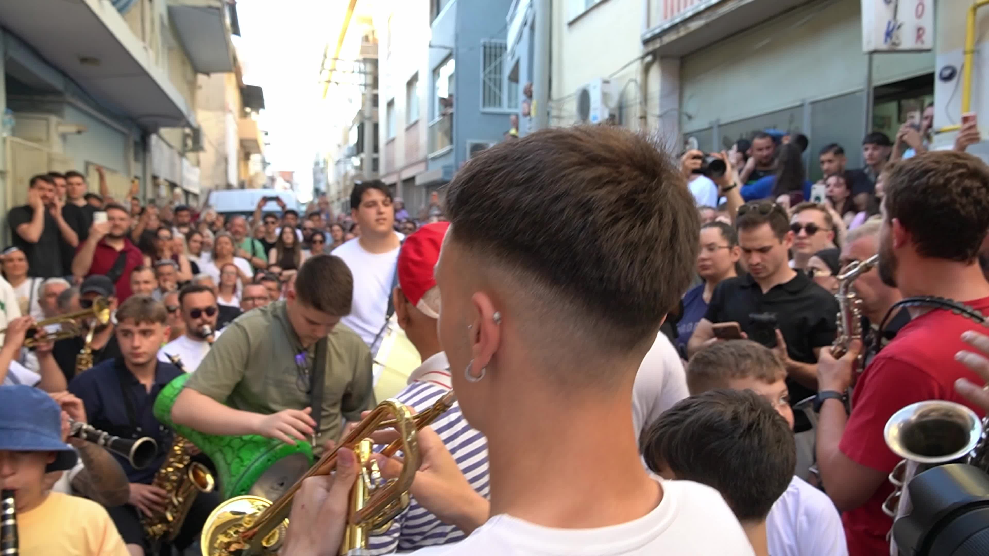 Balkan Immigrant Community Celebrates Eid al-Adha Eve with Traditional Street Music