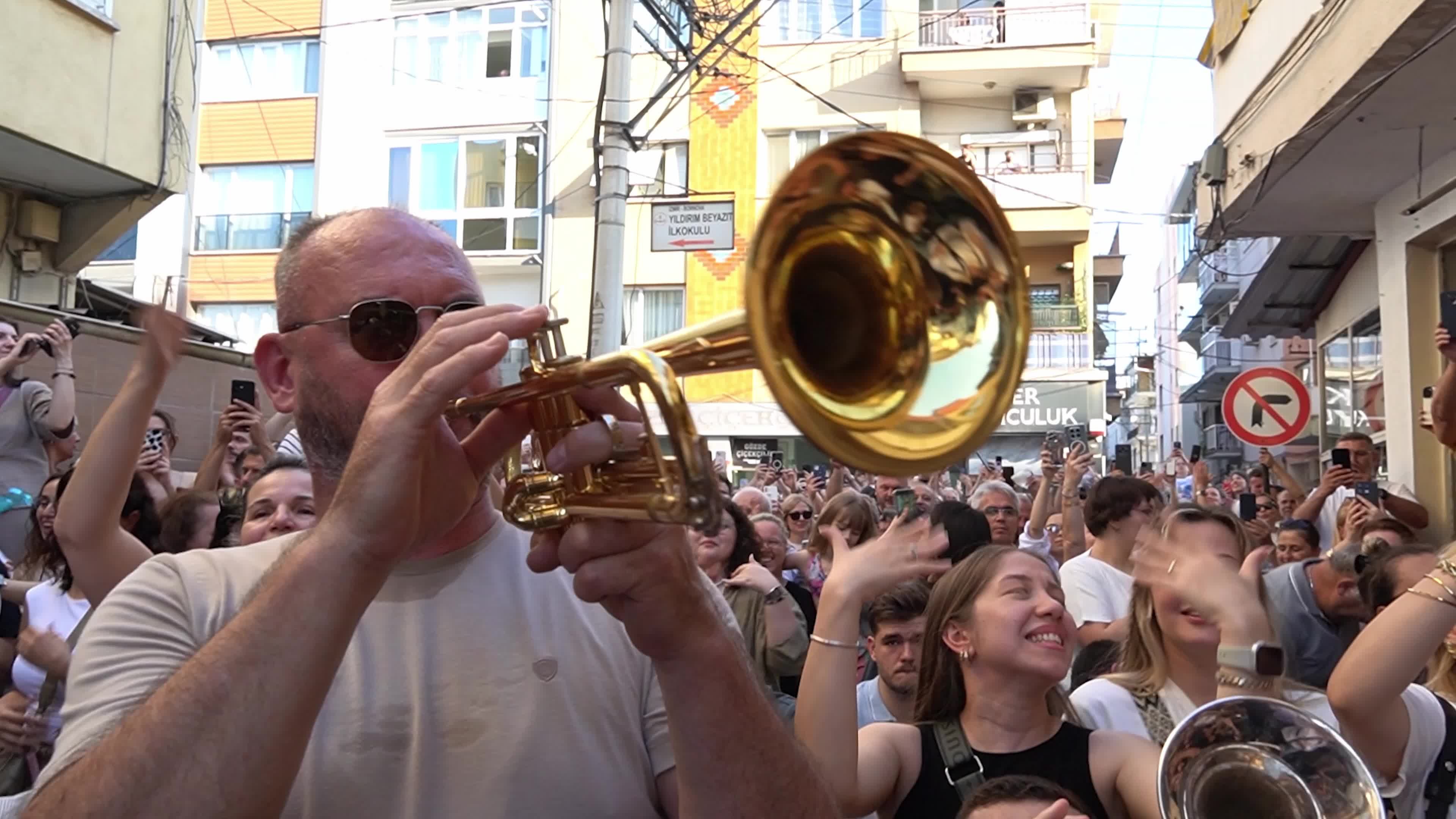 Balkan Immigrant Community Celebrates Eid al-Adha Eve with Traditional Street Music