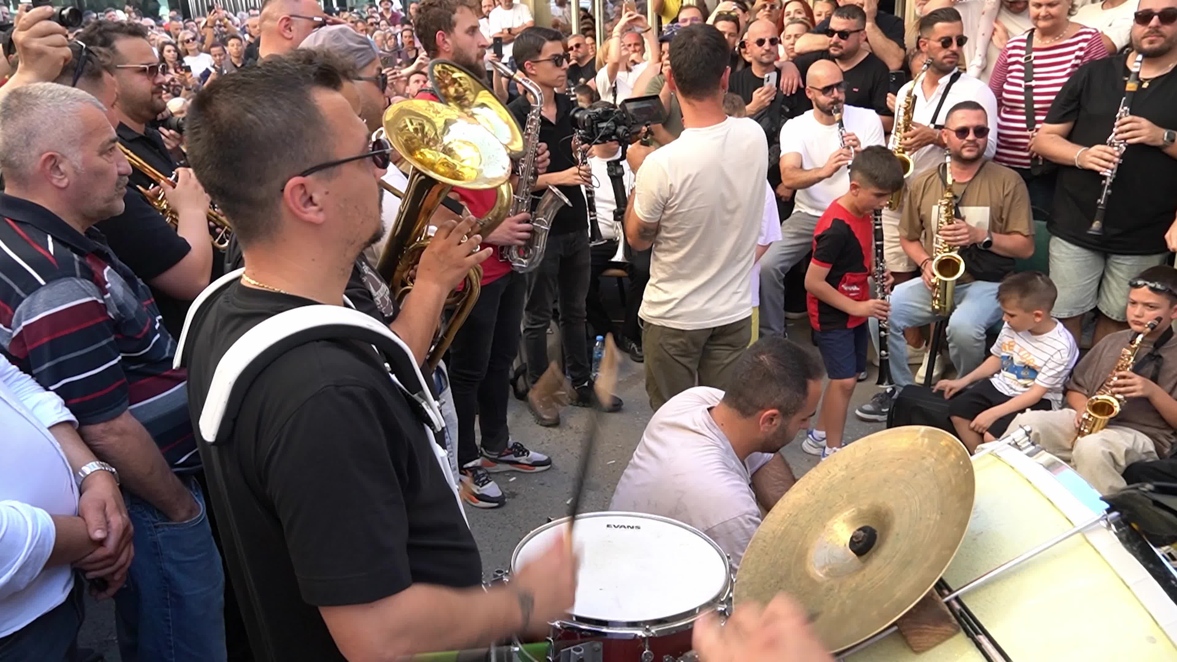 Balkan Immigrant Community Celebrates Eid al-Adha Eve with Traditional Street Music