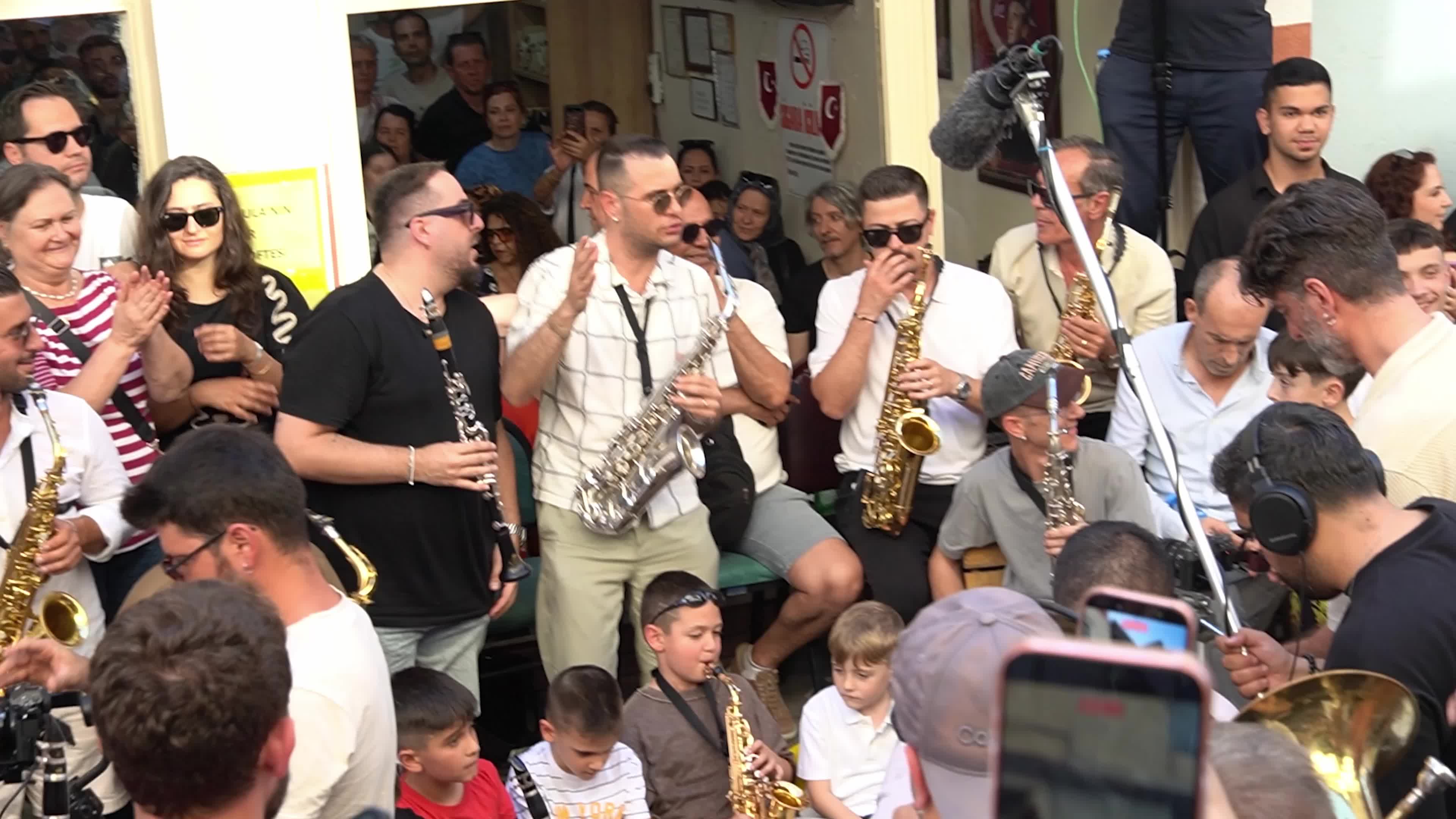 Balkan Immigrant Community Celebrates Eid al-Adha Eve with Traditional Street Music