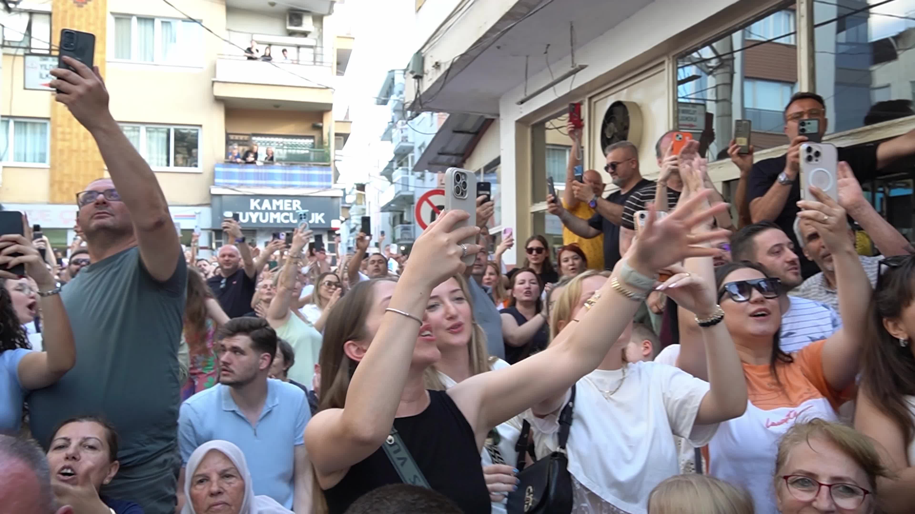 Balkan Immigrant Community Celebrates Eid al-Adha Eve with Traditional Street Music