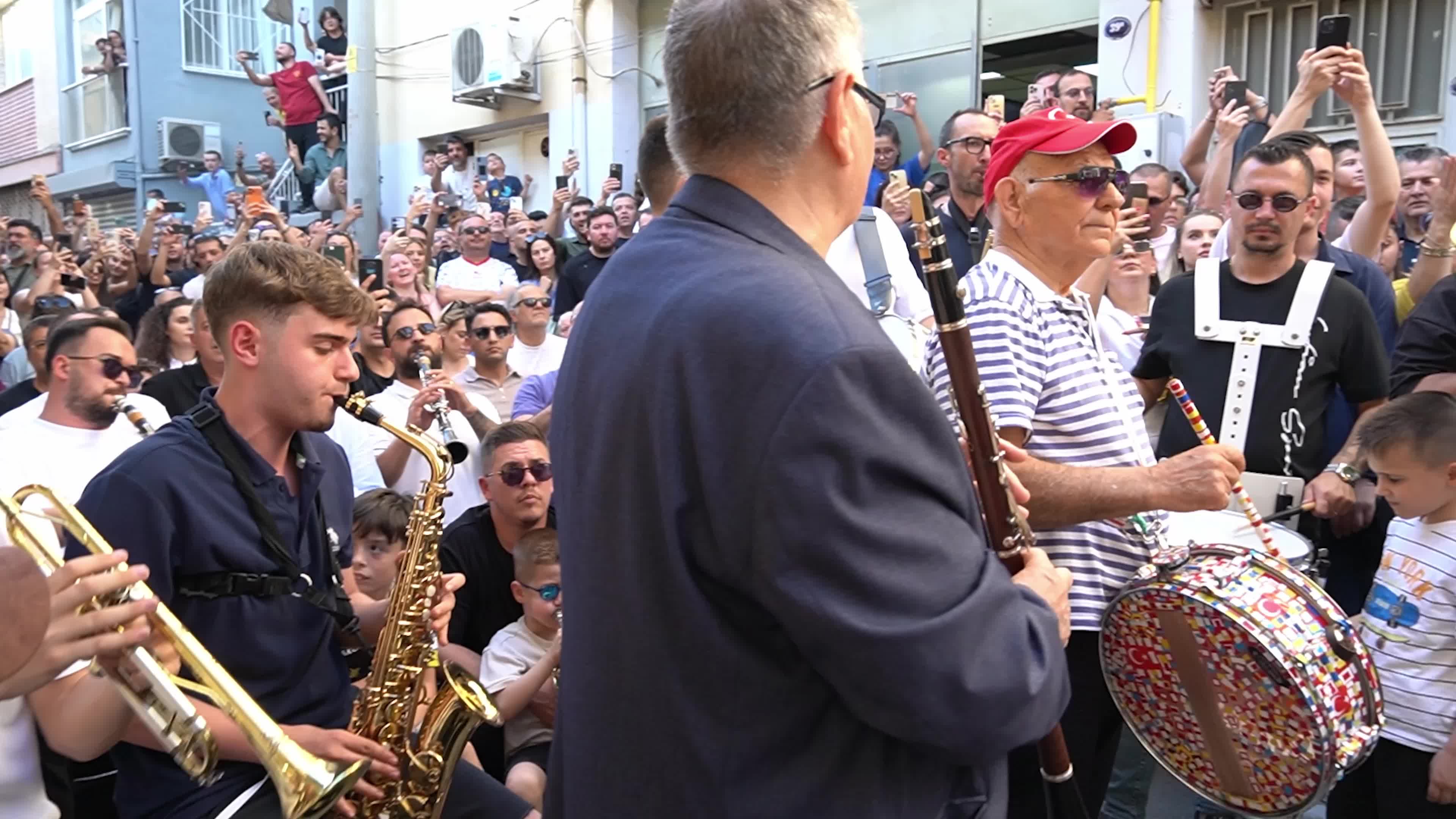 Balkan Immigrant Community Celebrates Eid al-Adha Eve with Traditional Street Music