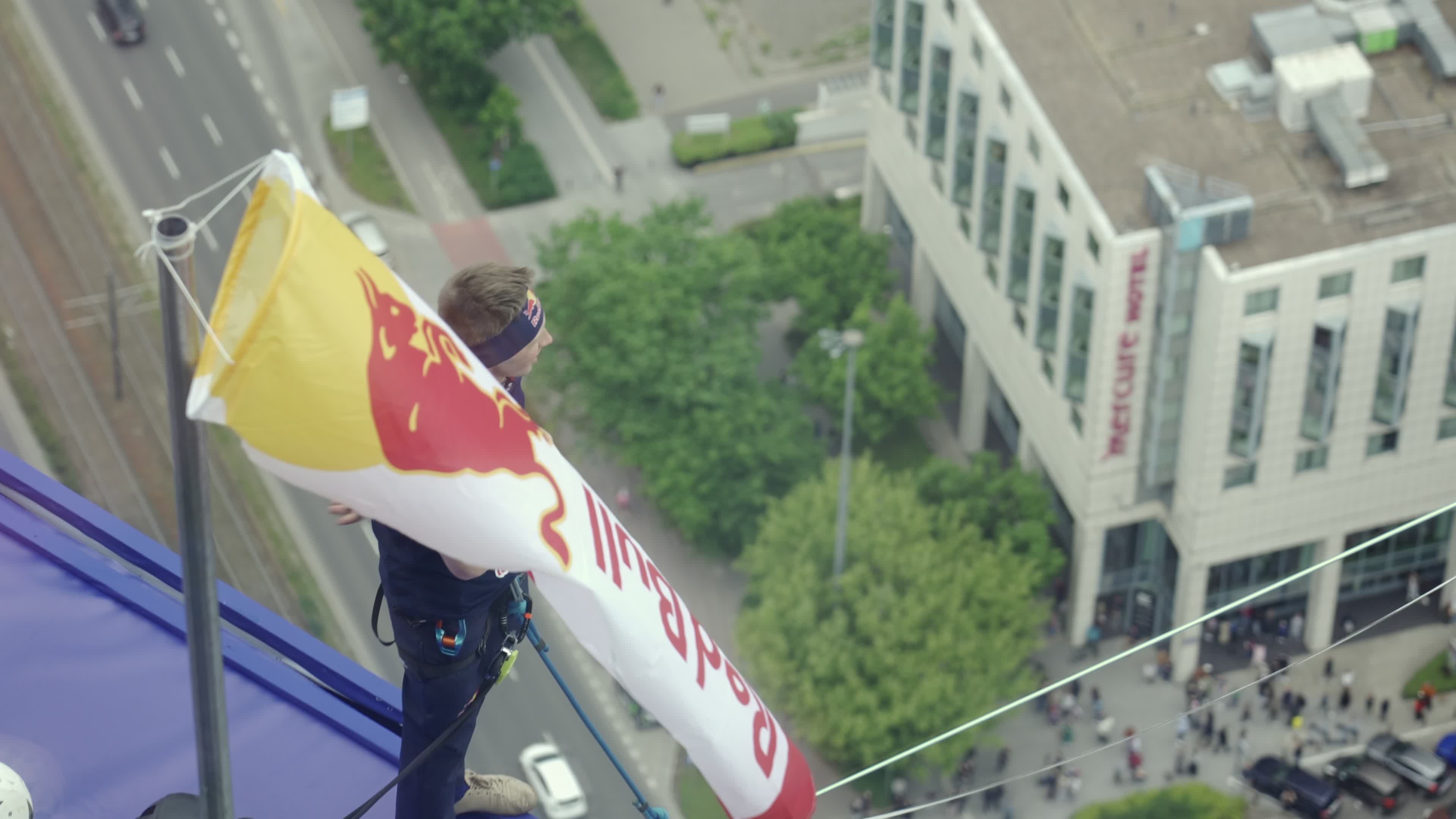 Estonian Slackliner Completes Walk Between Warsaw’s Tallest Buildings