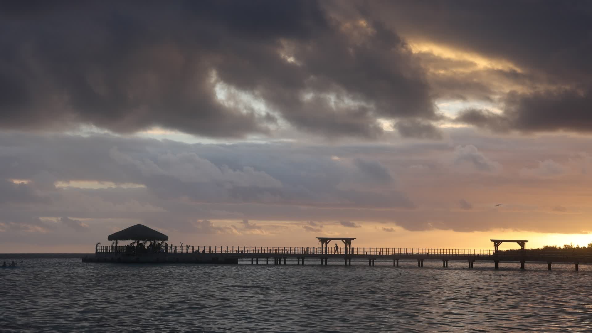 Violent thunderstorm in Rangiroa