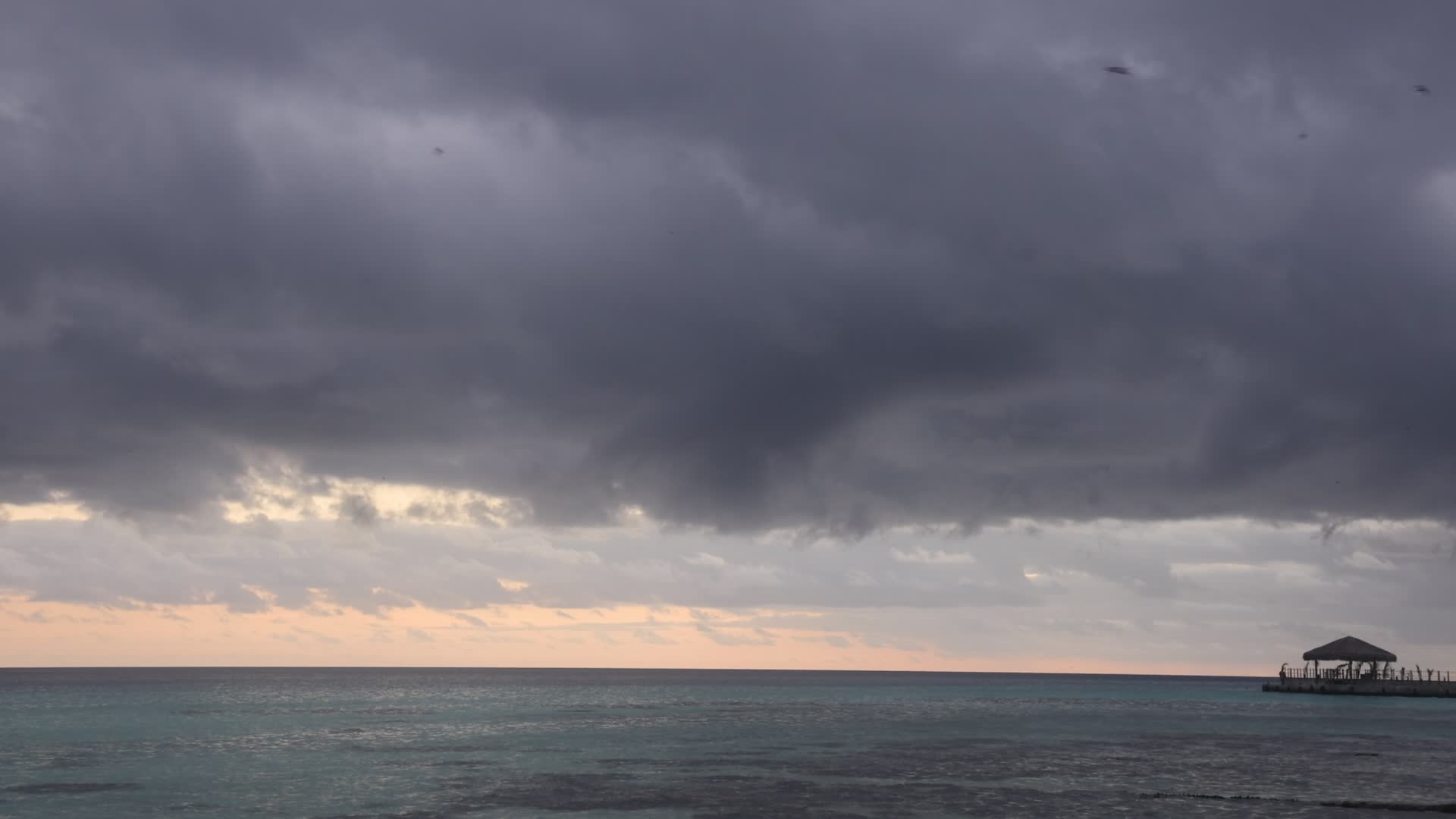 Violent thunderstorm in Rangiroa