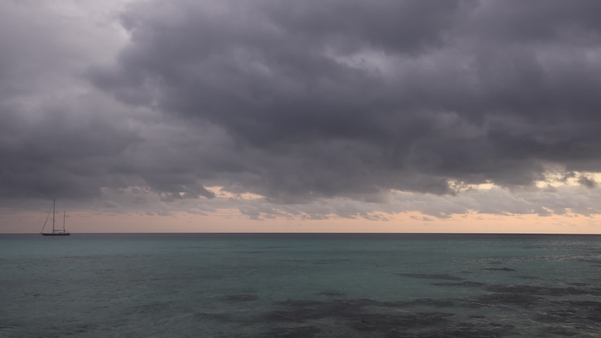 Violent thunderstorm in Rangiroa