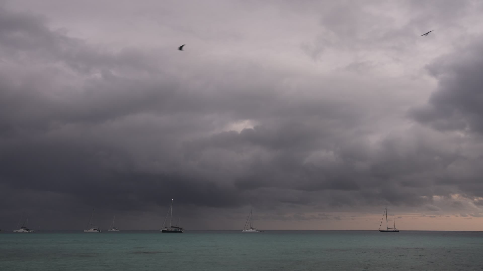 Violent thunderstorm in Rangiroa