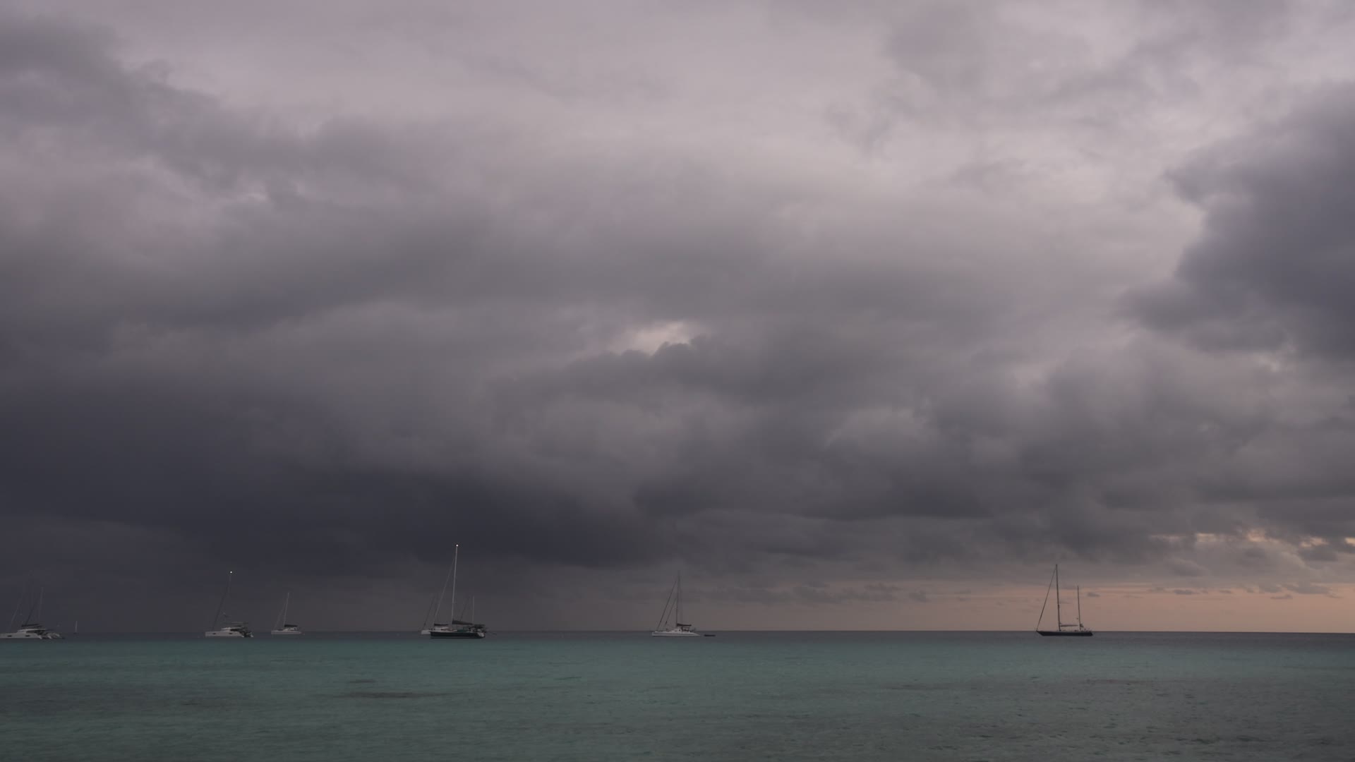Violent thunderstorm in Rangiroa