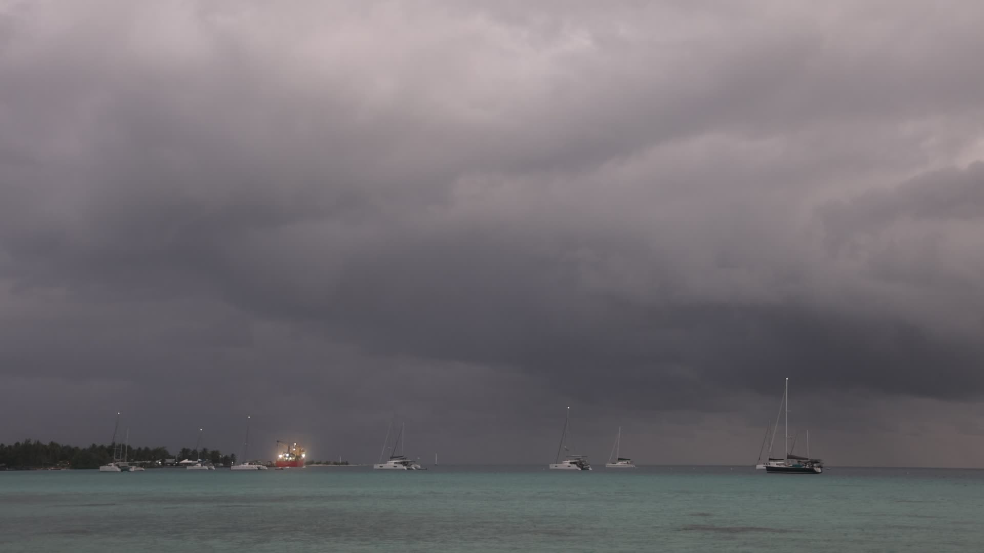 Violent thunderstorm in Rangiroa