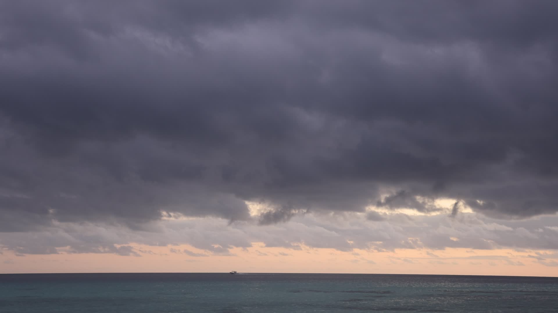 Violent thunderstorm in Rangiroa