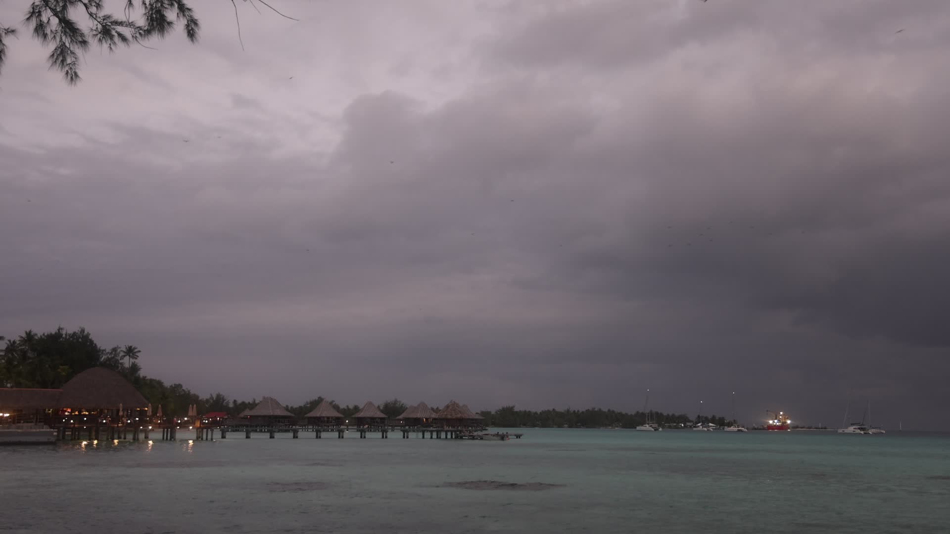 Violent thunderstorm in Rangiroa