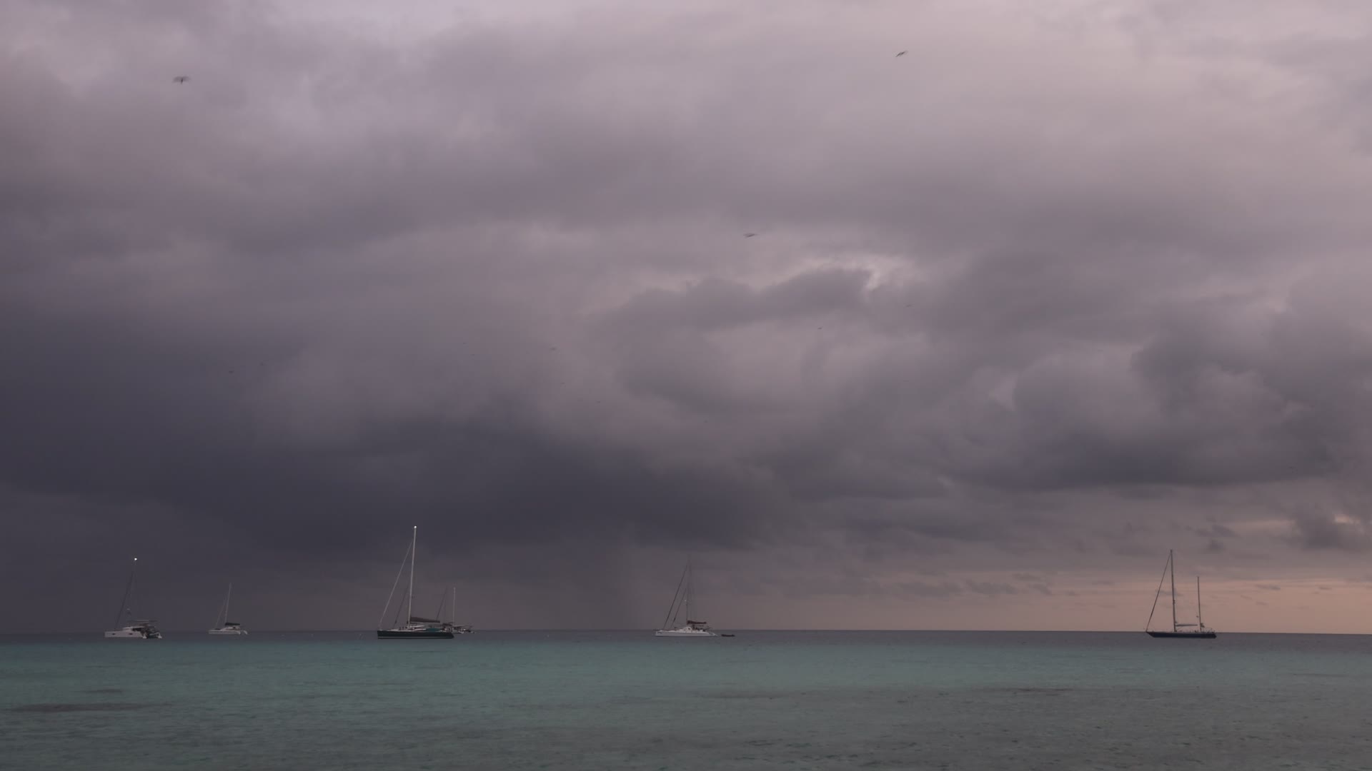 Violent thunderstorm in Rangiroa
