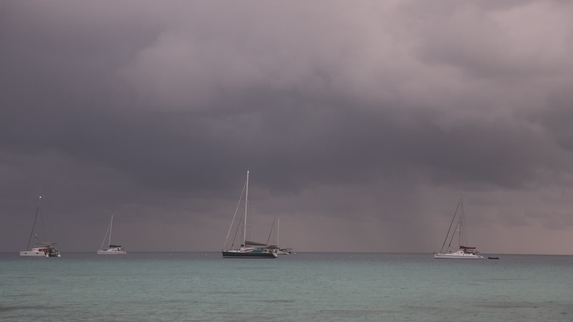 Violent thunderstorm in Rangiroa