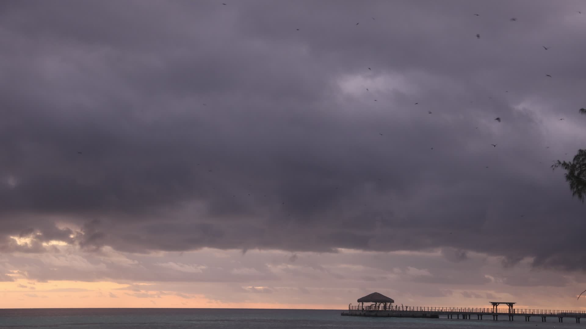 Violent thunderstorm in Rangiroa