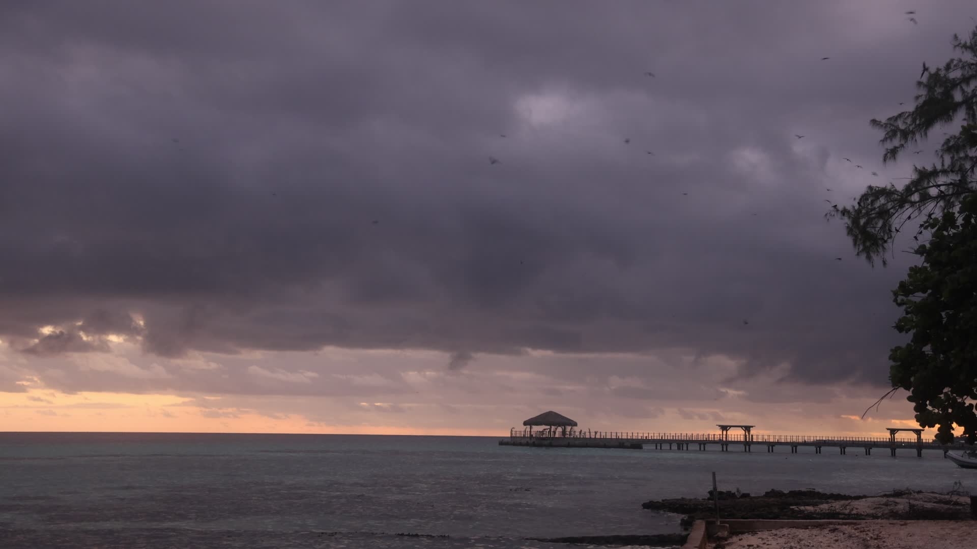 Violent thunderstorm in Rangiroa