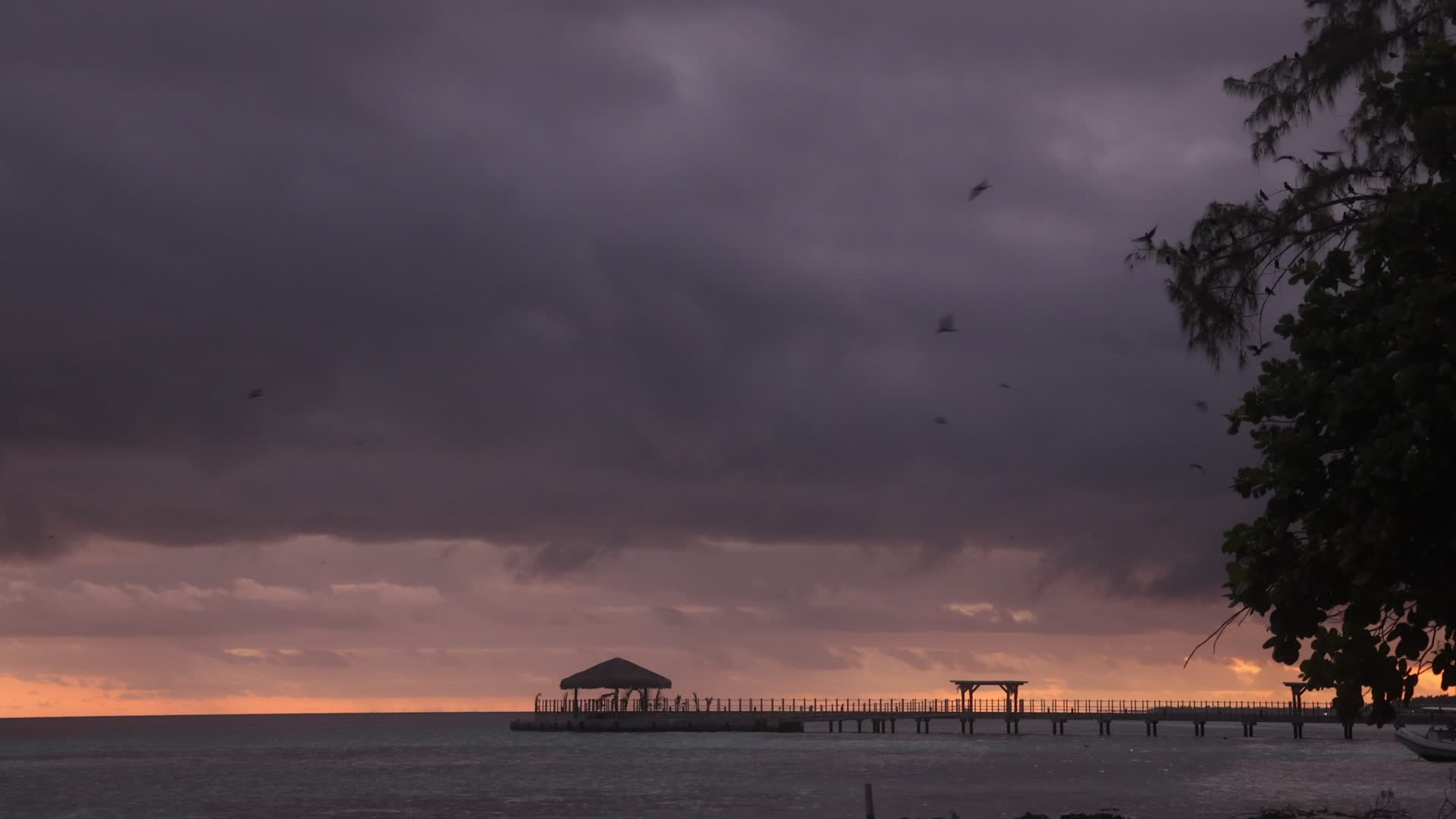 Violent thunderstorm in Rangiroa