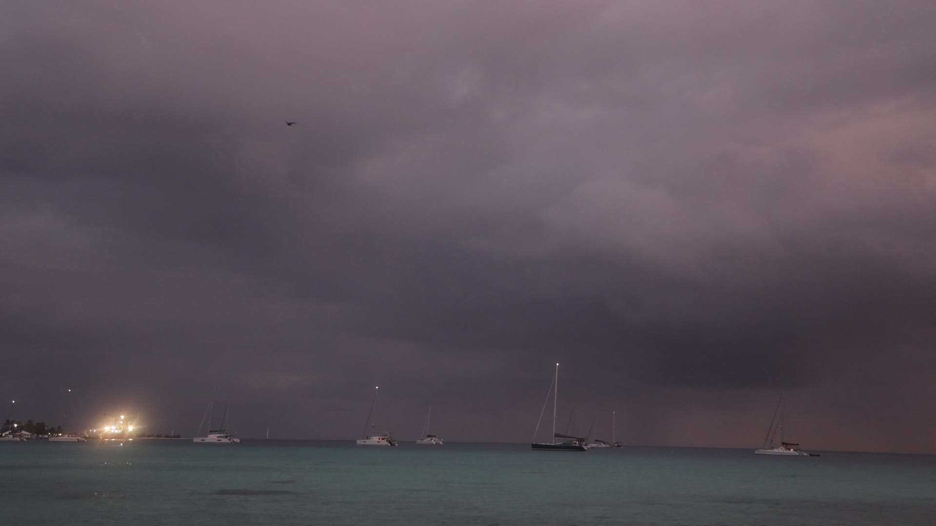 Violent thunderstorm in Rangiroa