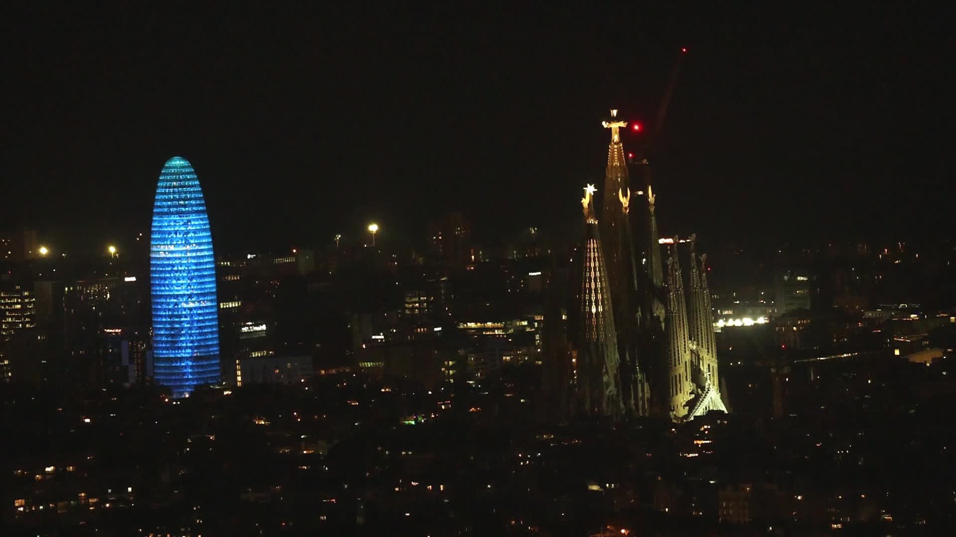 Lighting tests at the Sagrada Familia and the Glories Tower before the Pope visit