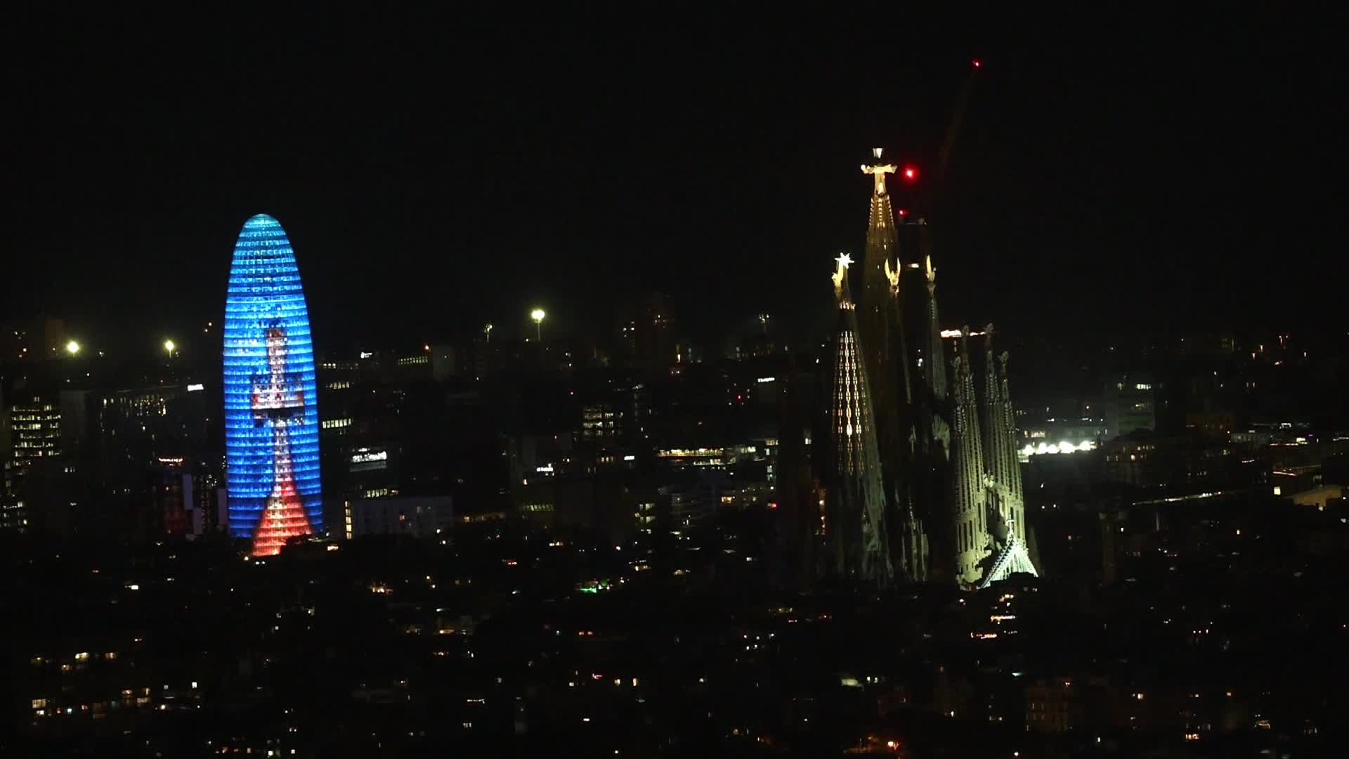 Lighting tests at the Sagrada Familia and the Glories Tower before the Pope visit