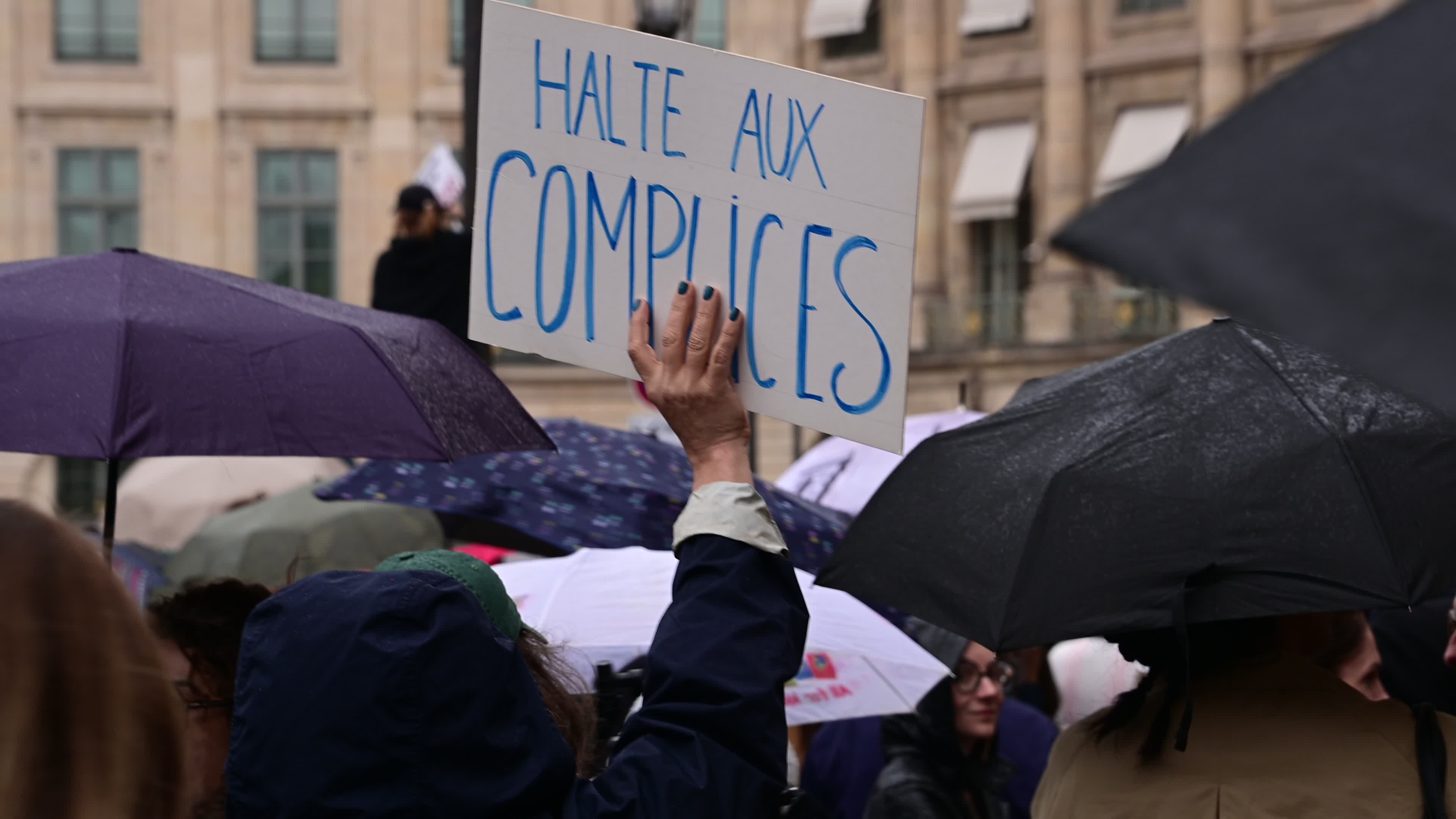 Tribute to Lyhanna: Gathering in front of the Ministry of Justice in Paris