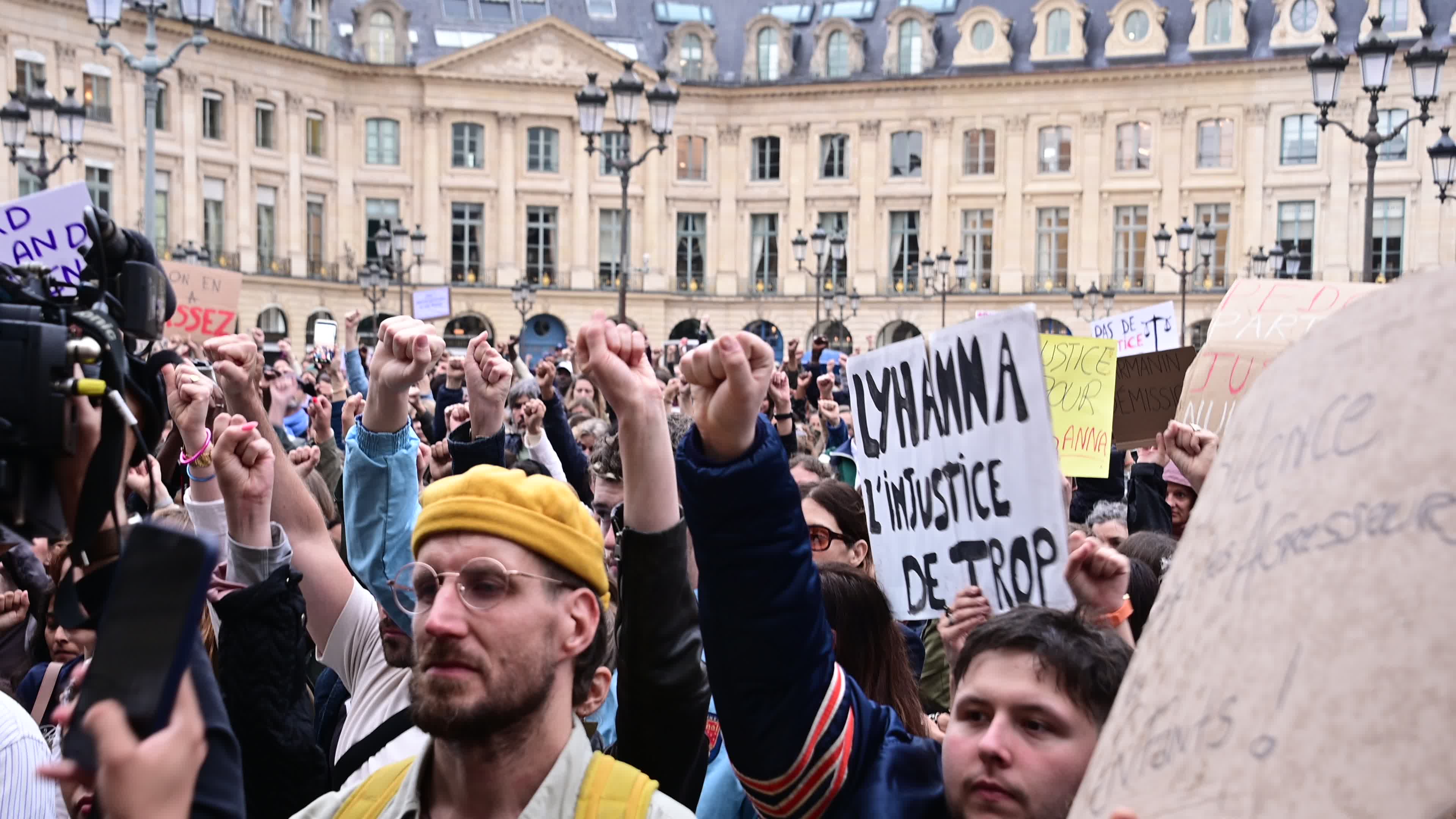Tribute to Lyhanna: Gathering in front of the Ministry of Justice in Paris