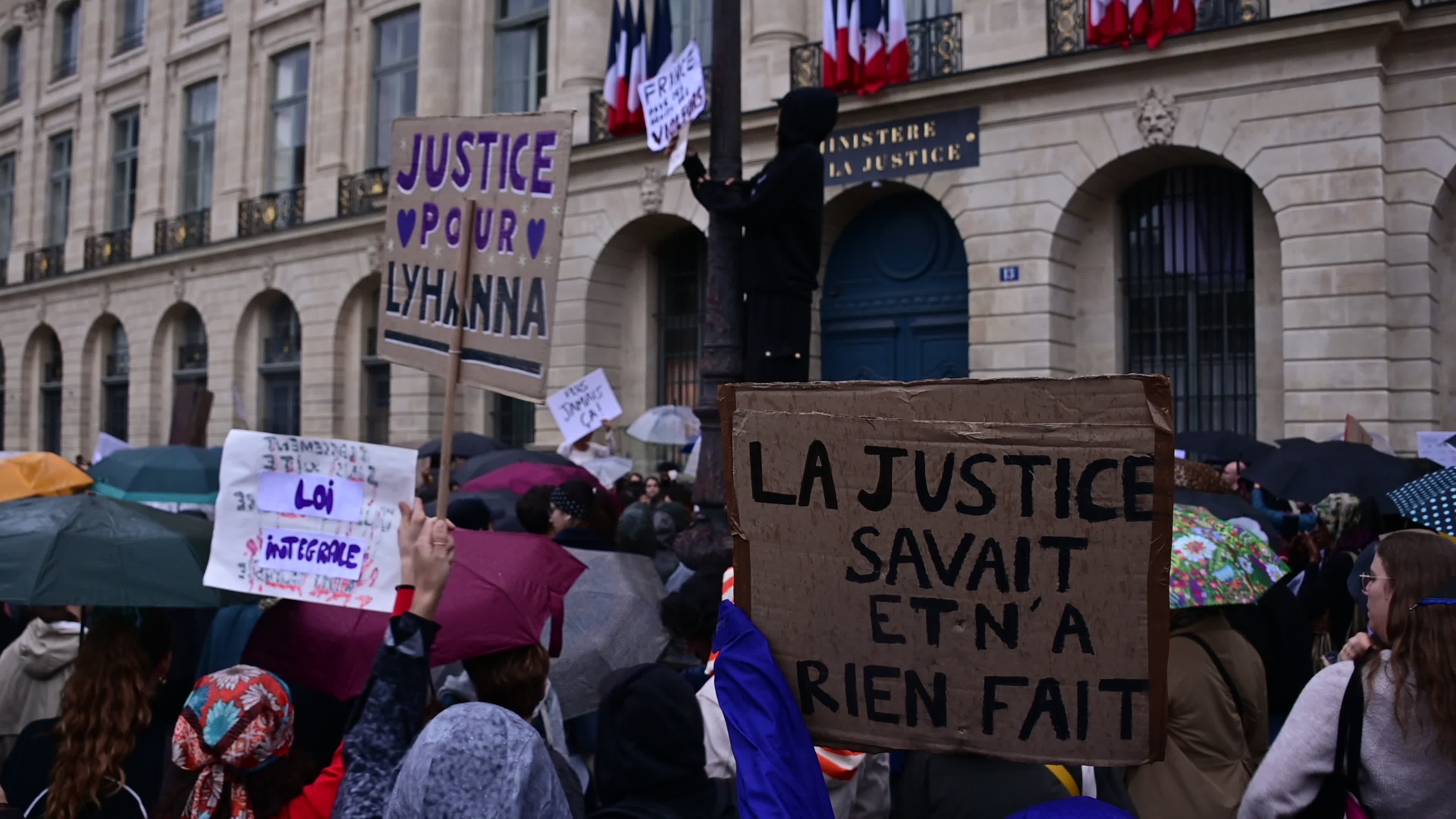 Tribute to Lyhanna: Gathering in front of the Ministry of Justice in Paris