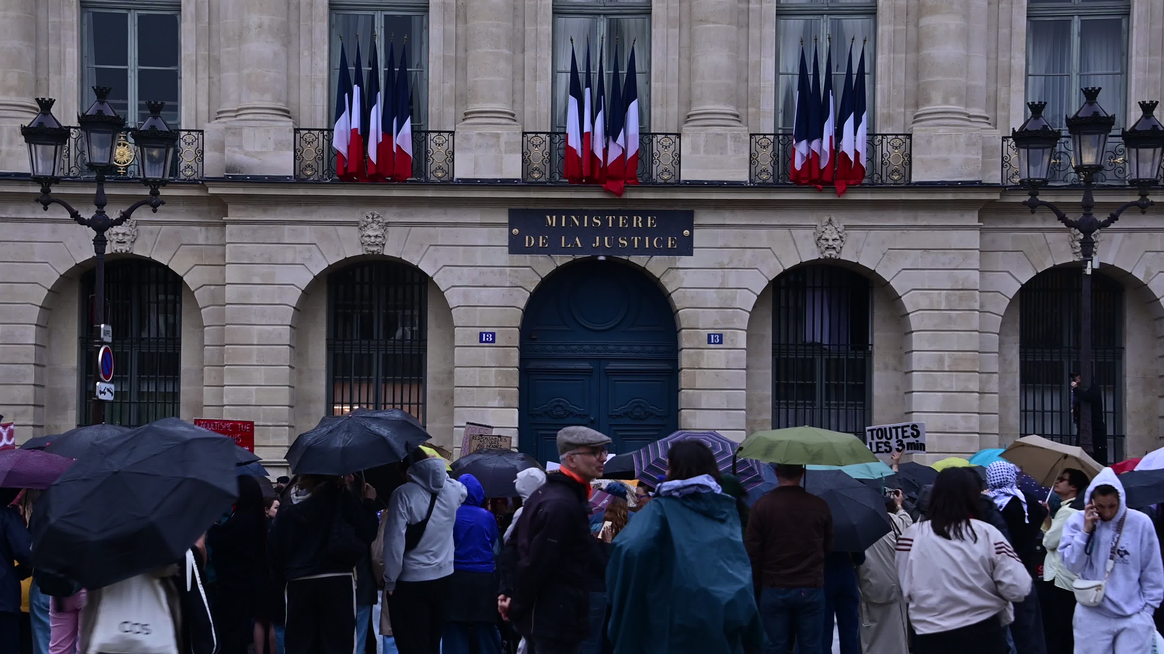 Tribute to Lyhanna: Gathering in front of the Ministry of Justice in Paris