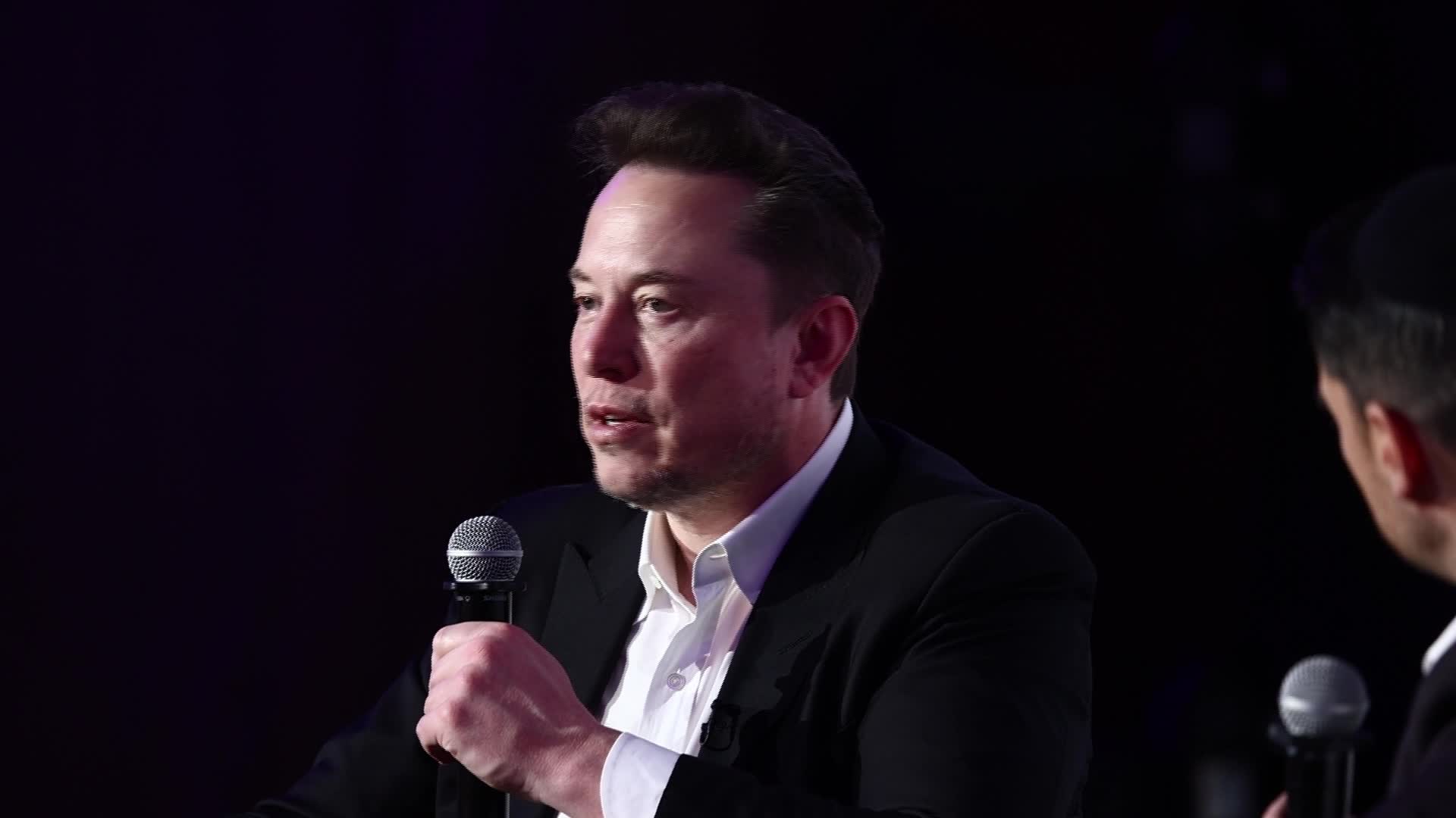 Elon Musk Becomes World's First Trillionaire Following SpaceX Market Debut