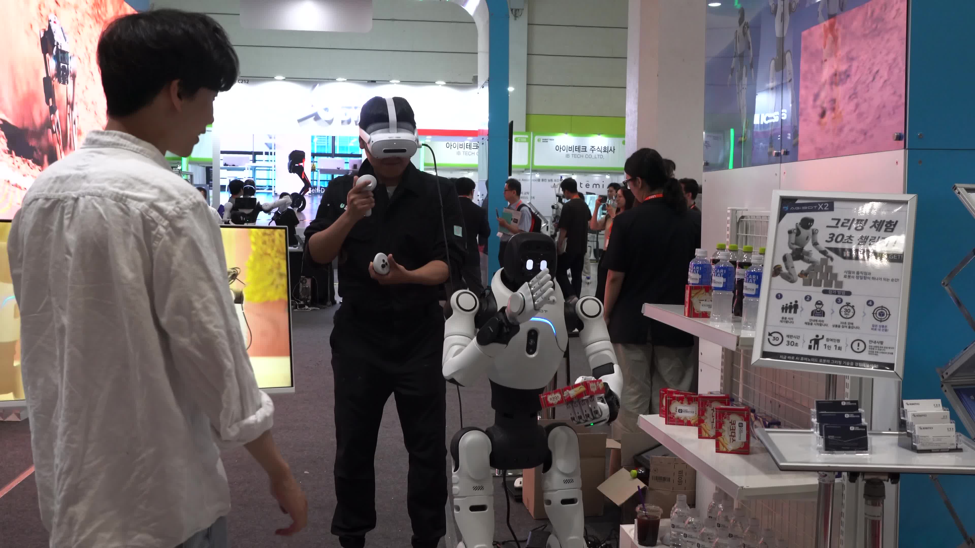 An attendee trying AGIBOT X2 REC at the 15th Smart Tech Korea (STK 2026).