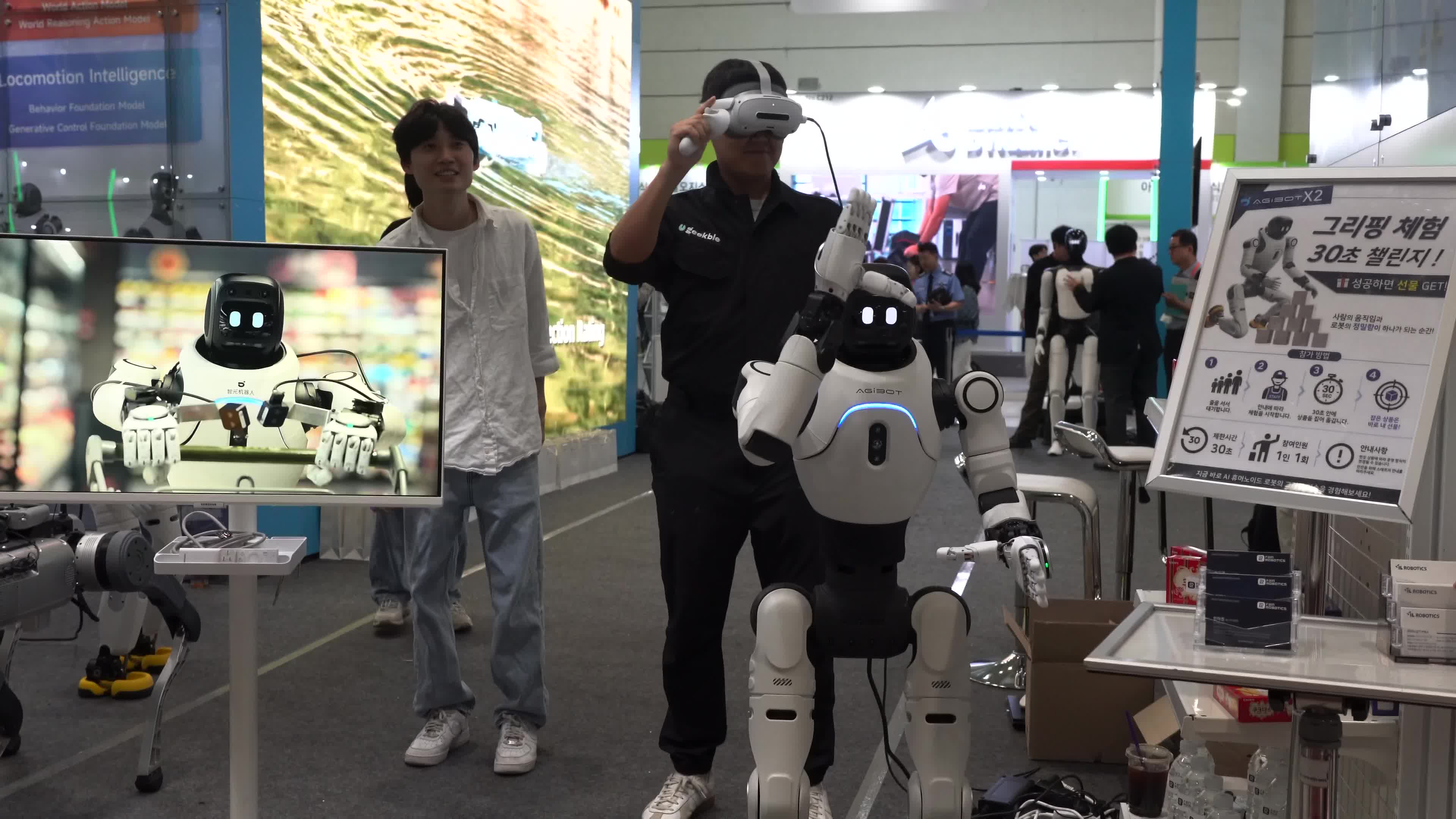 An attendee trying AGIBOT X2 REC at the 15th Smart Tech Korea (STK 2026).