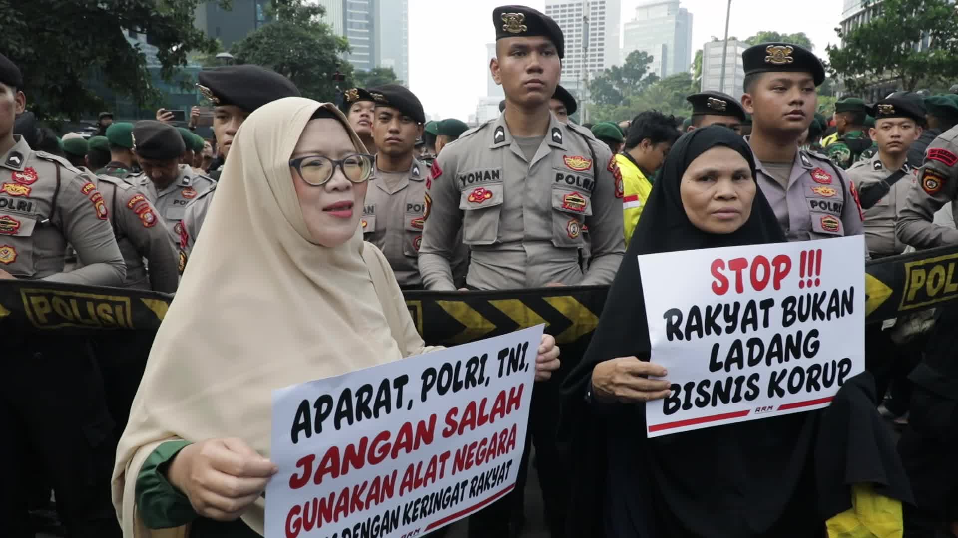 Universitas Indonesia Students Demonstration demanding Prabowo Subianto as Indonesia President to fix his policy.