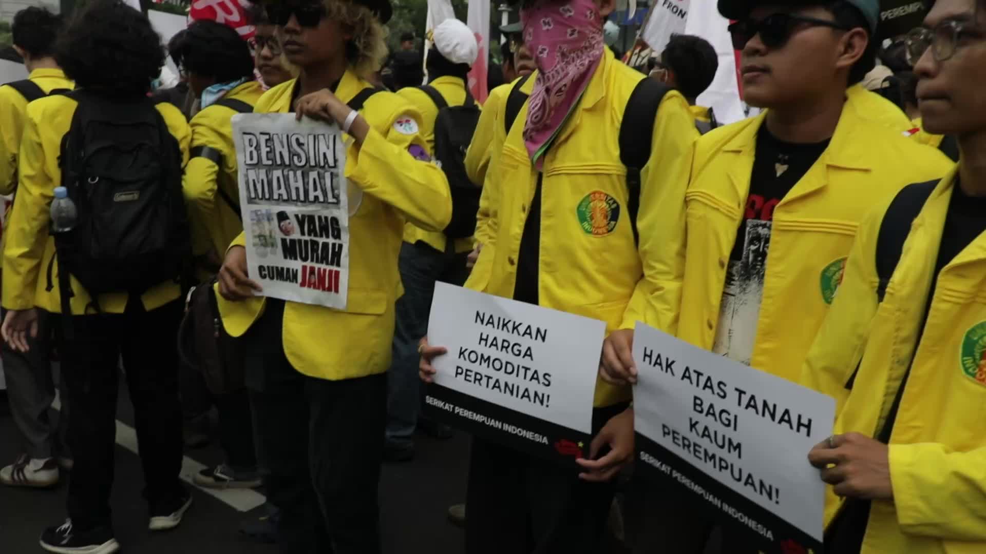 Universitas Indonesia Students Demonstration demanding Prabowo Subianto as Indonesia President to fix his policy.