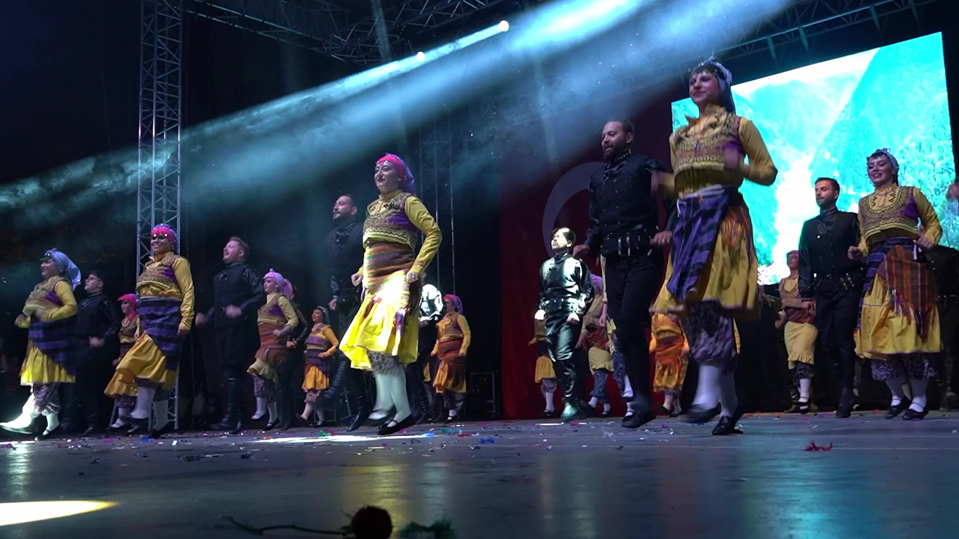 400 dancers showcased folk dances from 12 regions