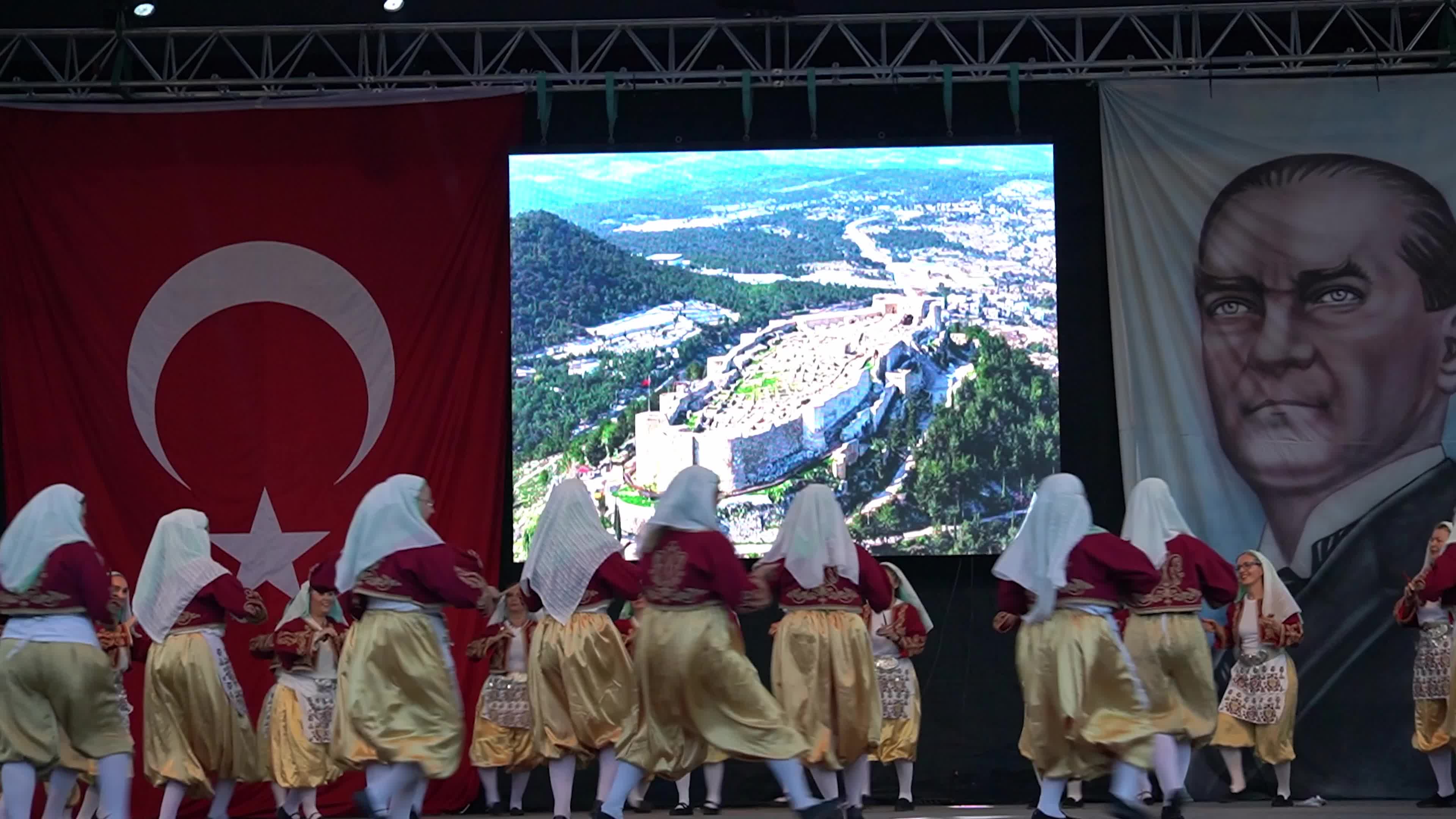 400 dancers showcased folk dances from 12 regions