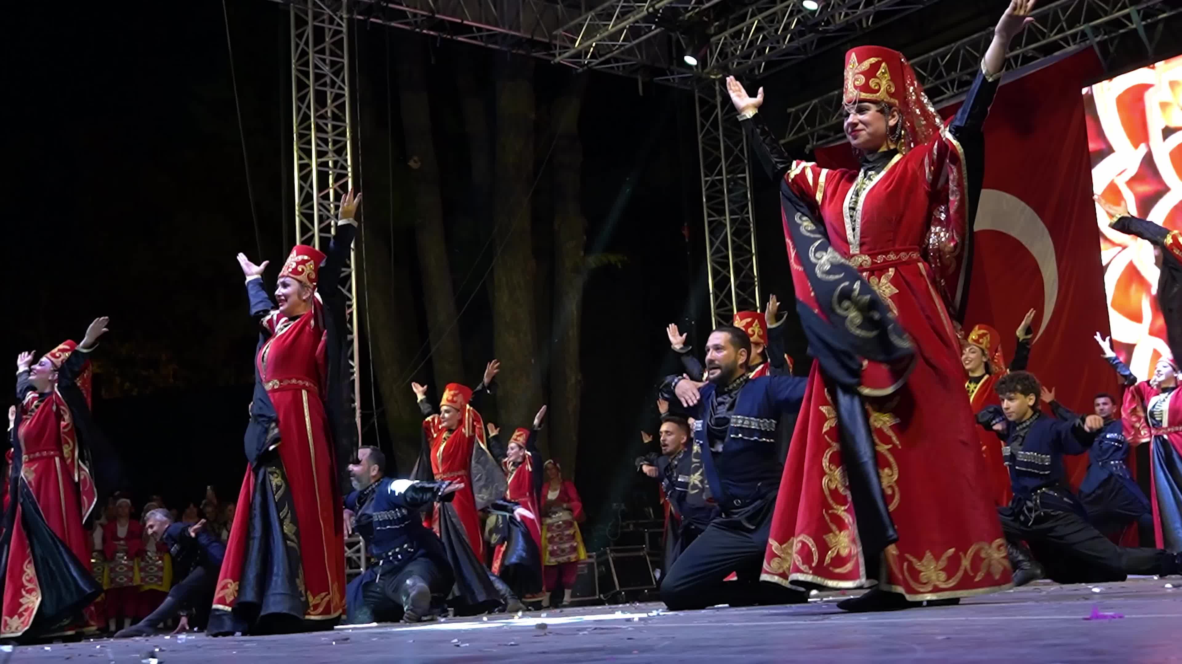 400 dancers showcased folk dances from 12 regions
