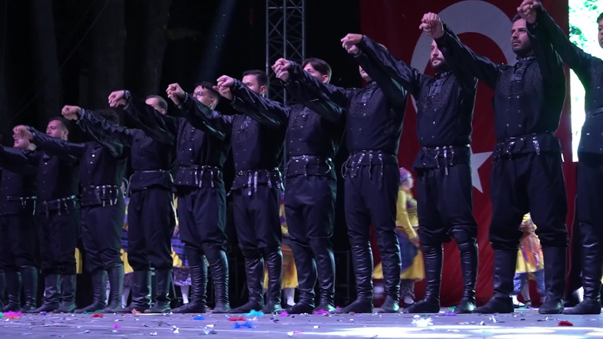 400 dancers showcased folk dances from 12 regions - 06/14/2026