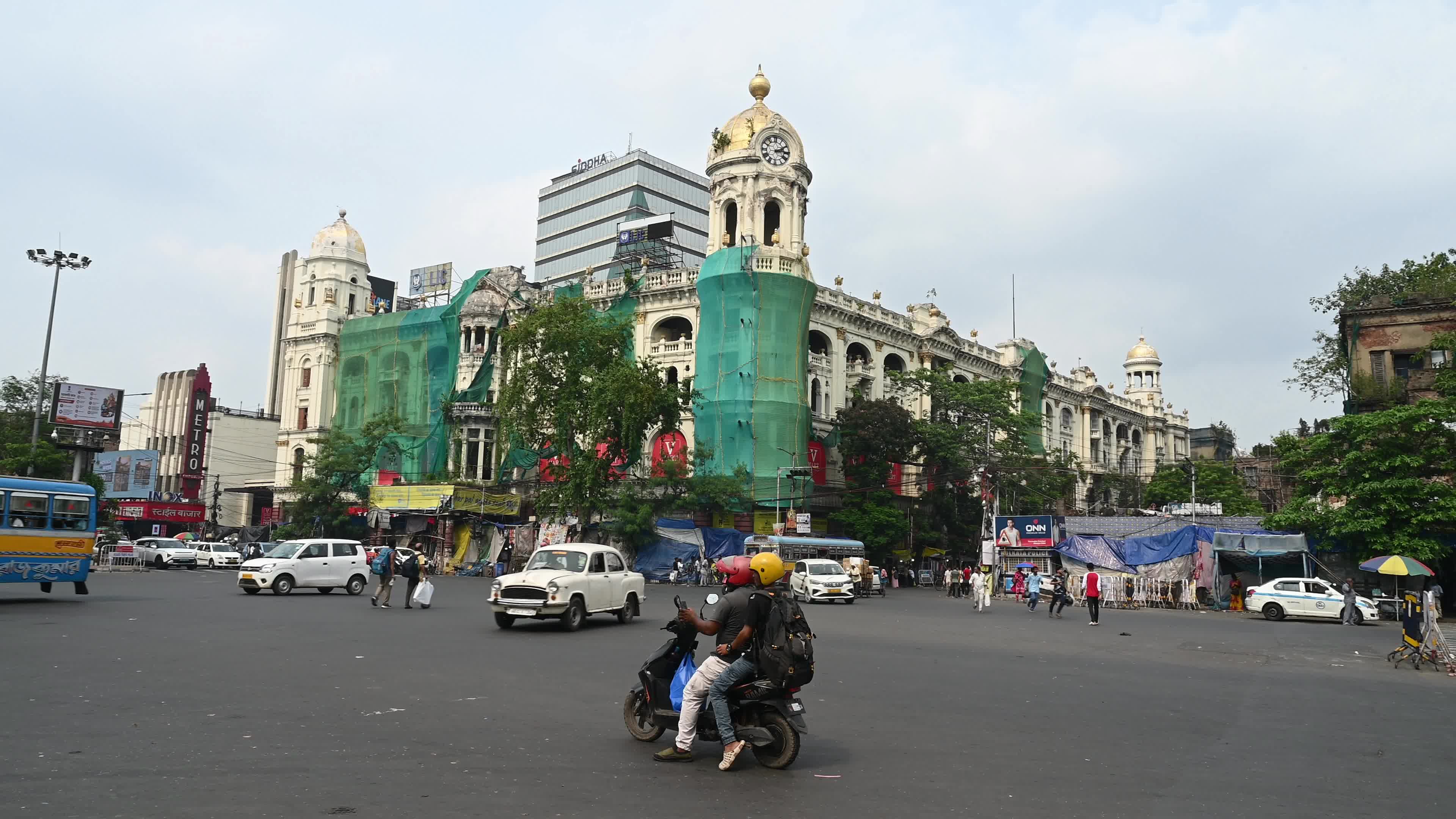 Road Safety in India - Historic Metropolitan Building - Vehicles and pedestrians - Hot Summer