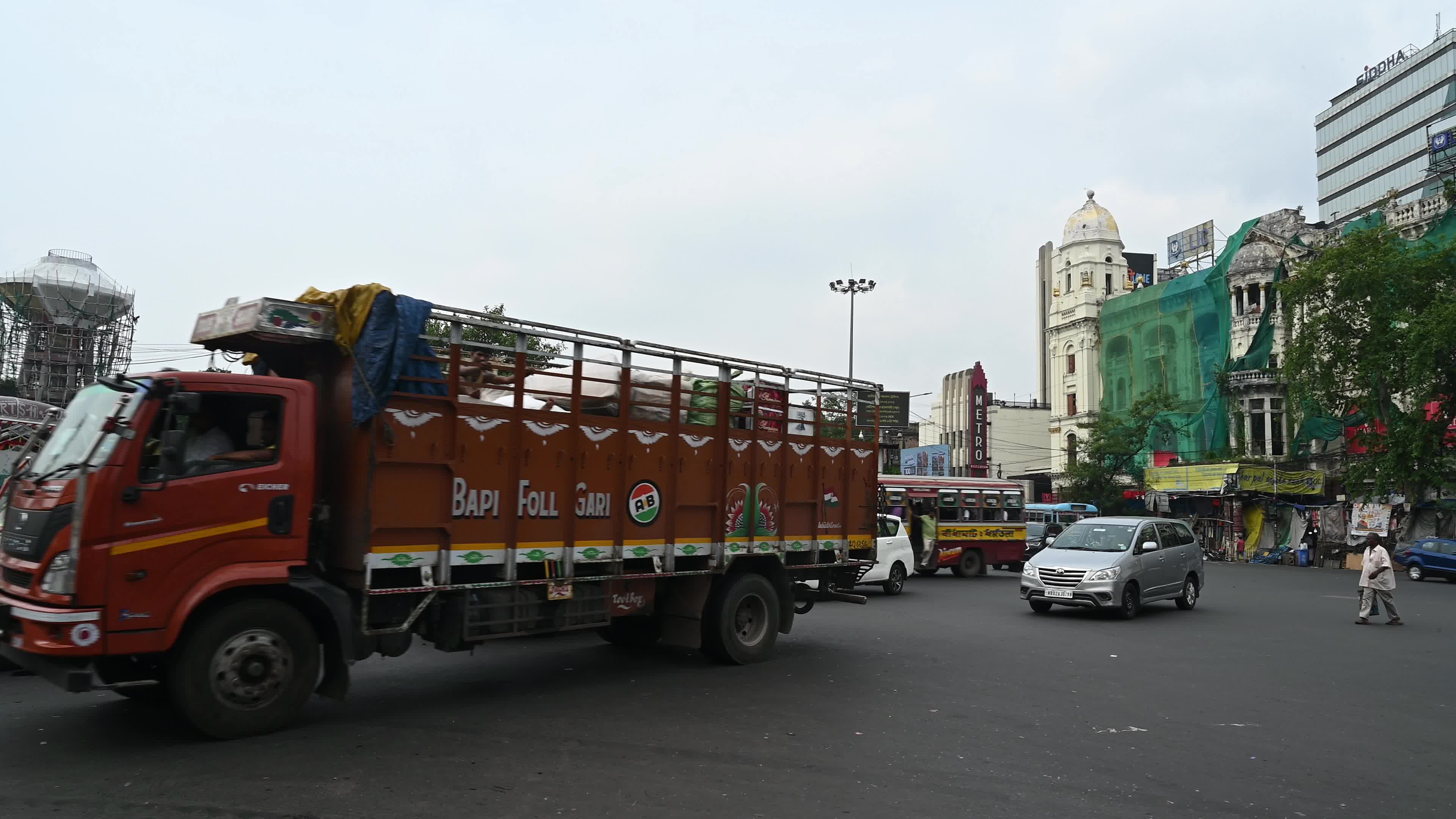 Road Safety in India - Historic Metropolitan Building - Vehicles and pedestrians - Hot Summer