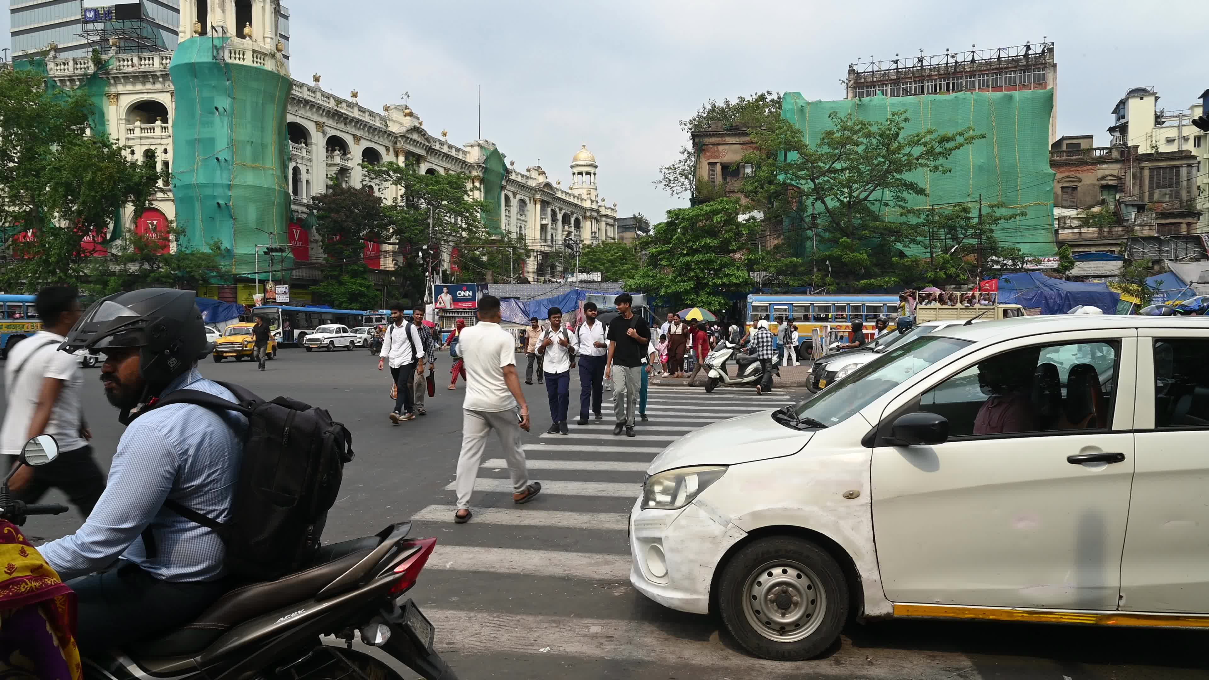 Road Safety in India - Historic Metropolitan Building - Vehicles and pedestrians - Hot Summer